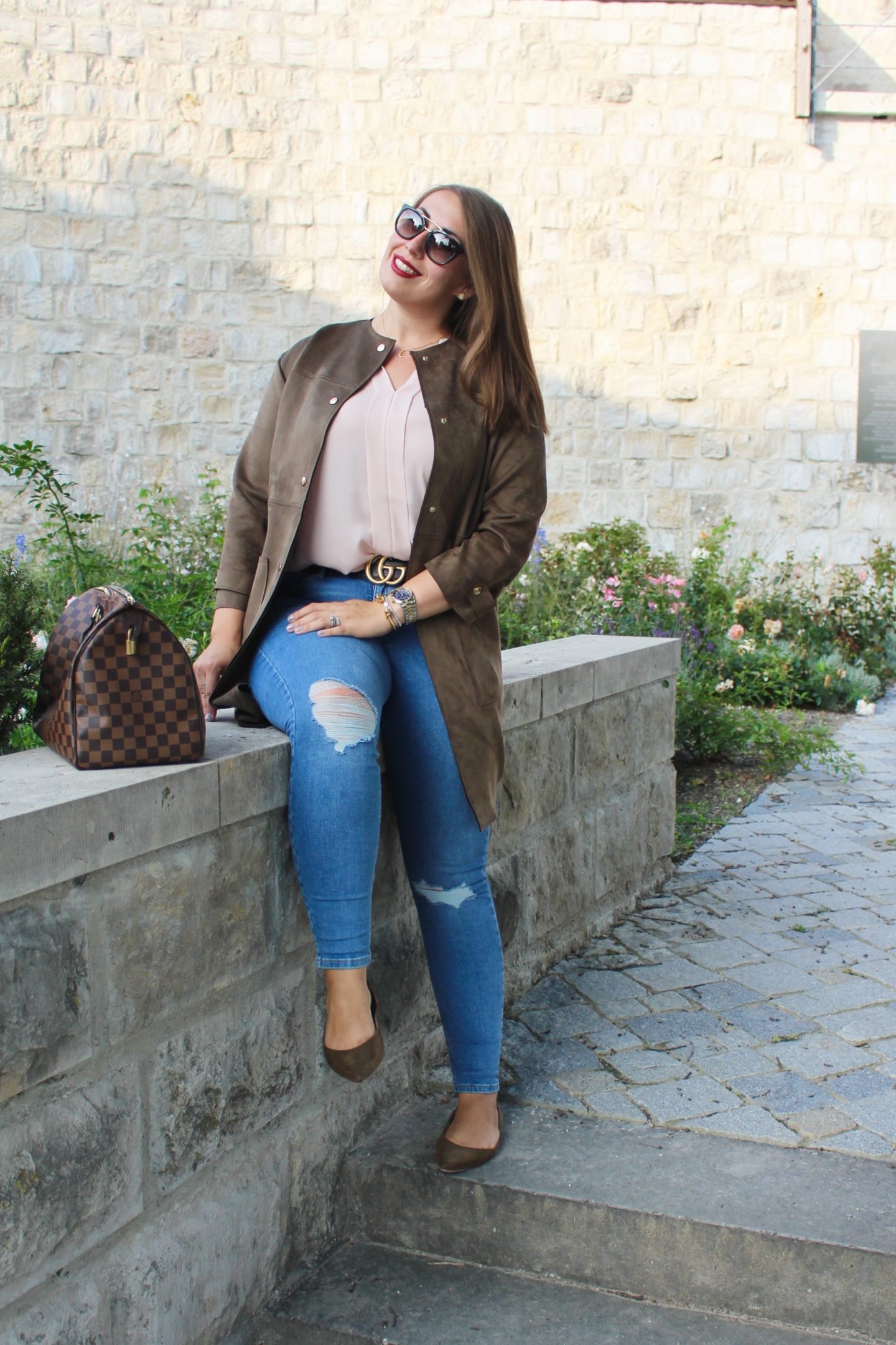 outfit-khaki-kurzmantel-und-ripped-jeans