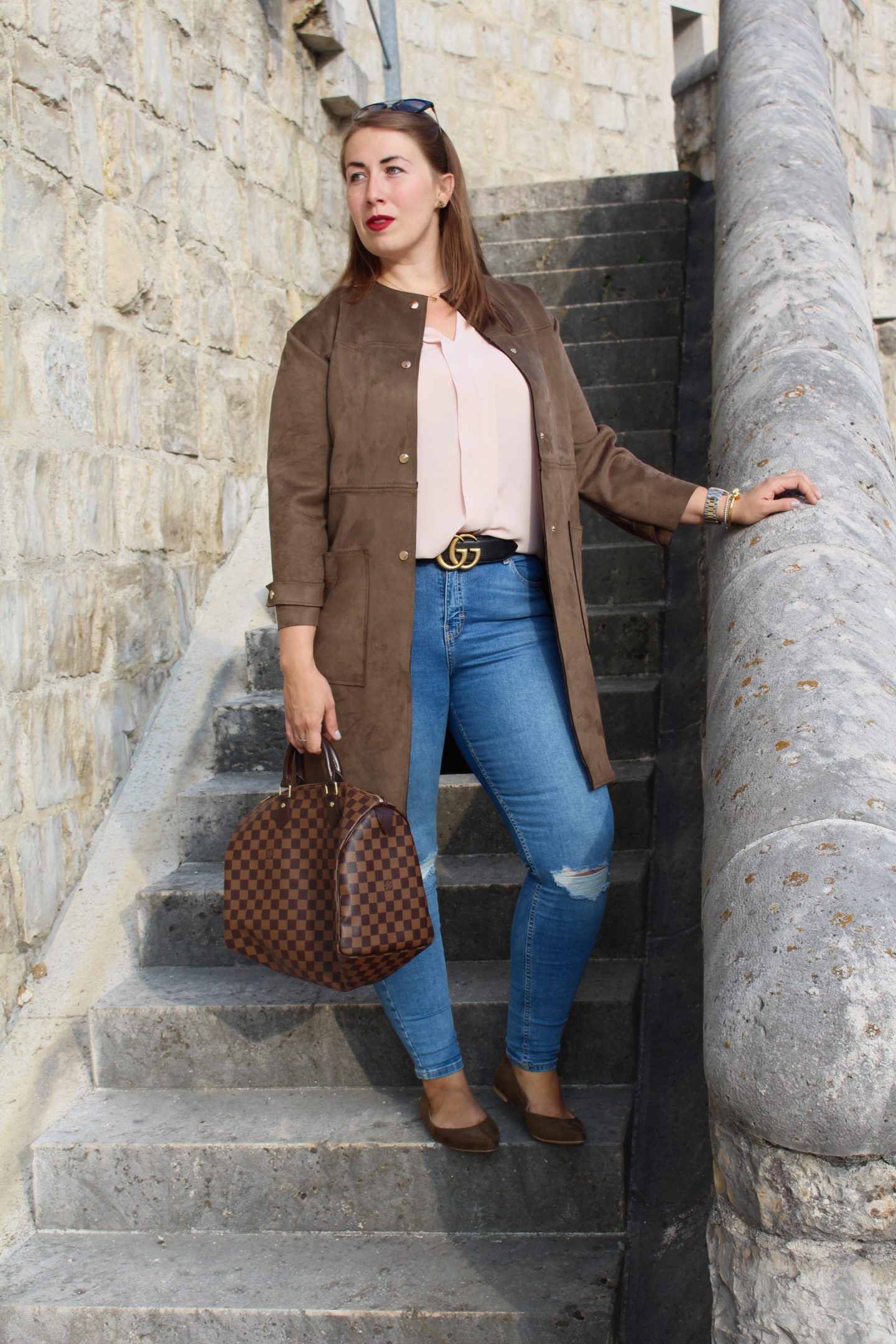 outfit-khaki-kurzmantel-und-ripped-jeans