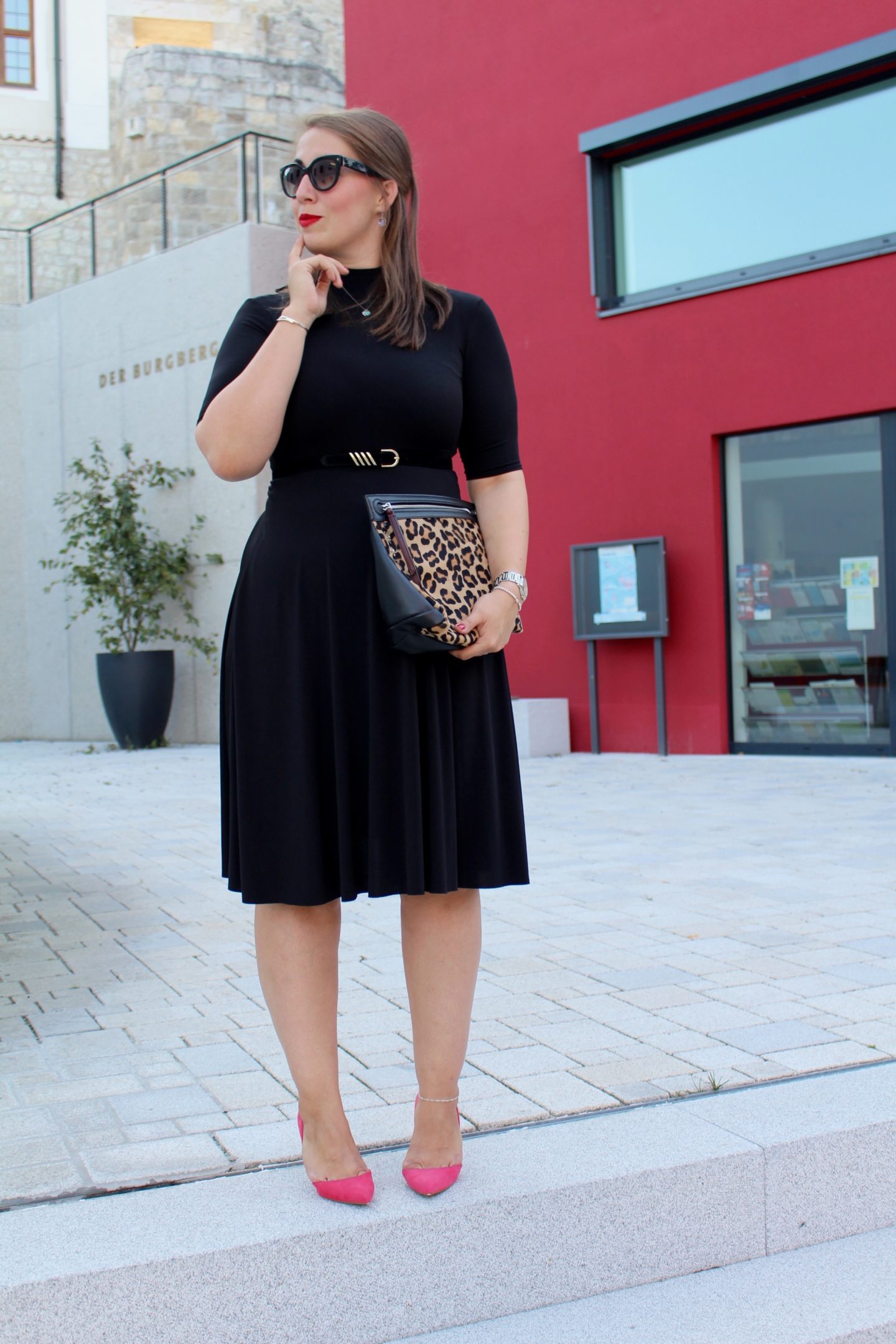 outfit-das-kleine-schwarze-hibiskusrote-pumps-und-leo-print-clutch