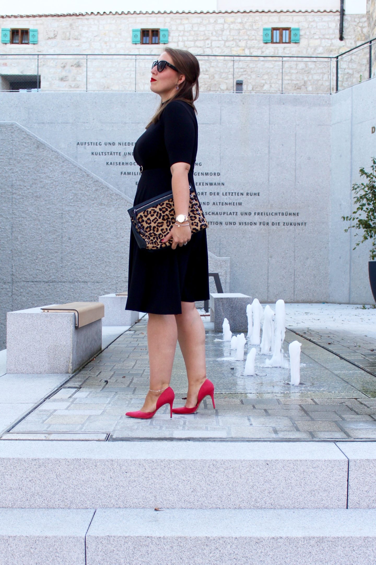 outfit-das-kleine-schwarze-hibiskusrote-pumps-und-leo-print-clutch