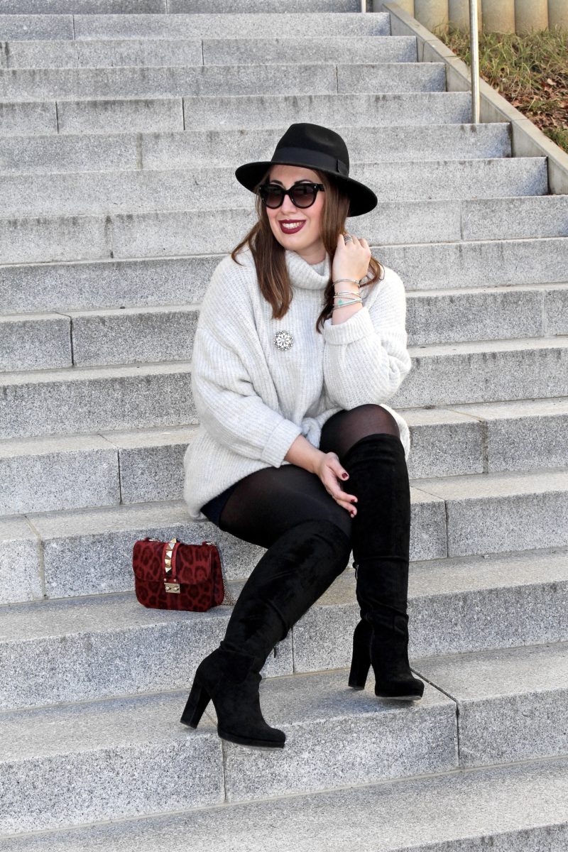 misssuzieloves-fashionblogger-susanne-heidebach-outfit-overknees-strickpullover-hut-shorts-winterlook