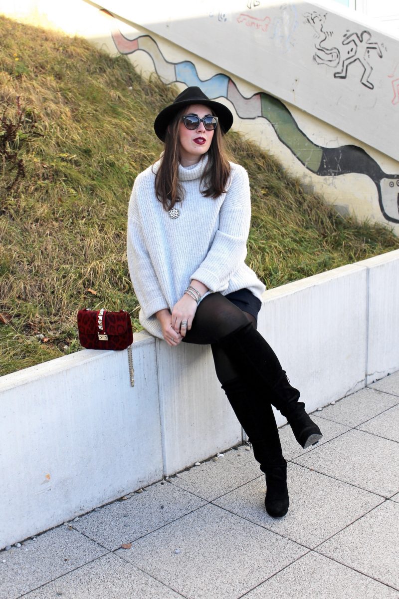 misssuzieloves-fashionblogger-susanne-heidebach-outfit-overknees-strickpullover-casual-shorts-winterlook