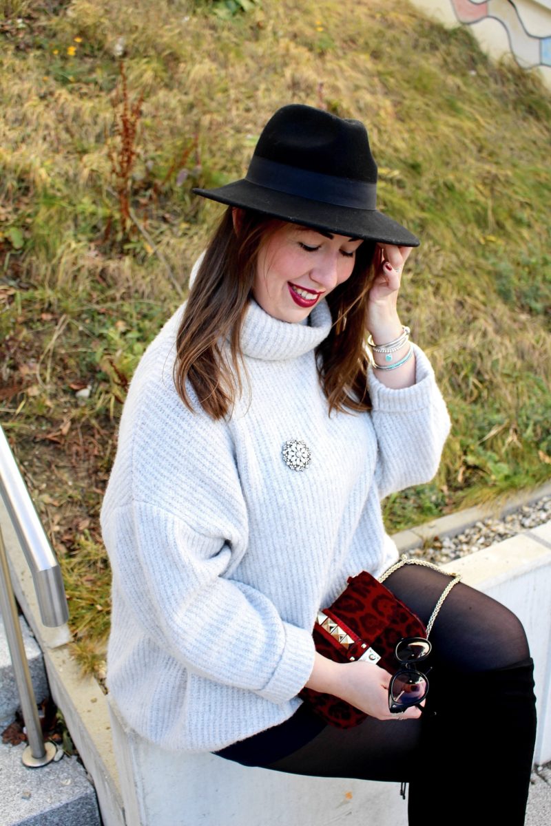 misssuzieloves-fashionblogger-susanne-heidebach-outfit-overknees-strickpullover-casual-shorts-winterlook