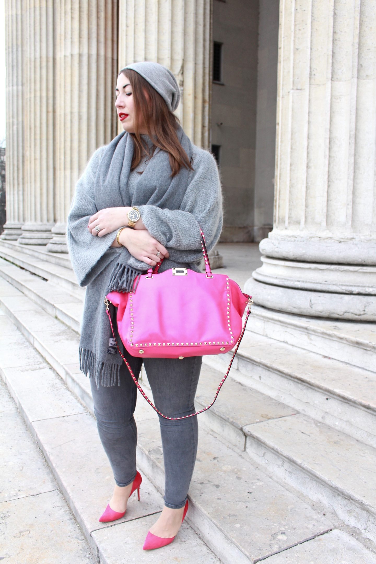 outfit-grau-und-pink-ein-winteroutfit