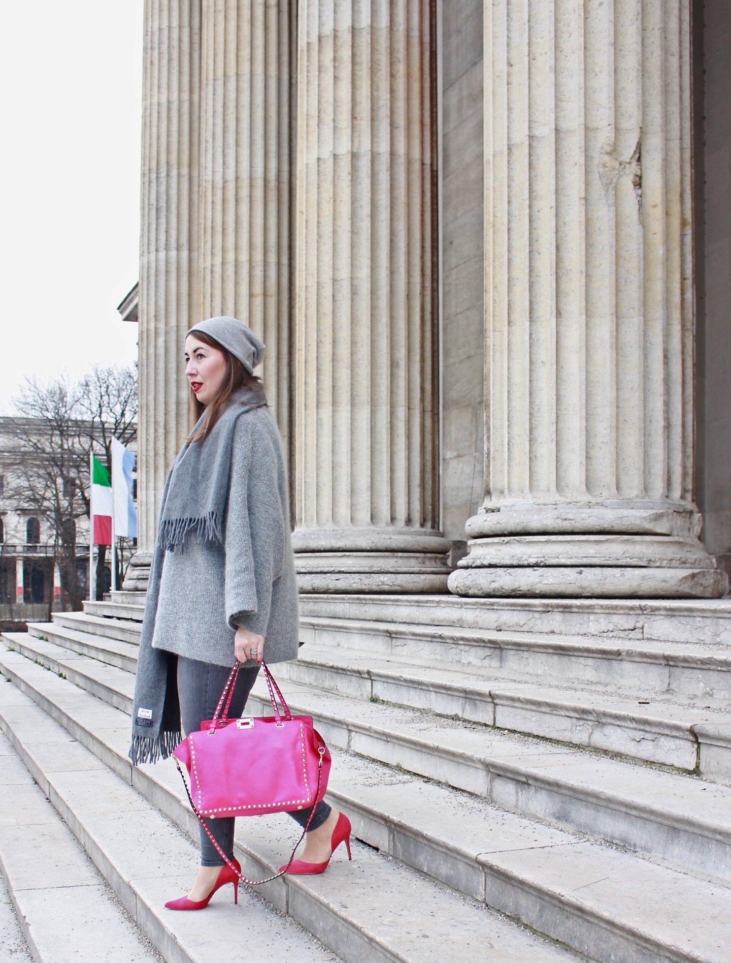 outfit-grau-und-pink-ein-winteroutfit