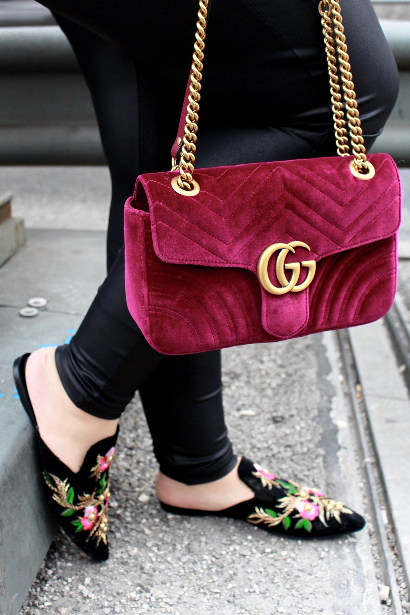 miss-suzie-loves-gucci-marmont-velvet-tasche-brosche-florale-mules-hm-mohair-pullover-winter-outfit