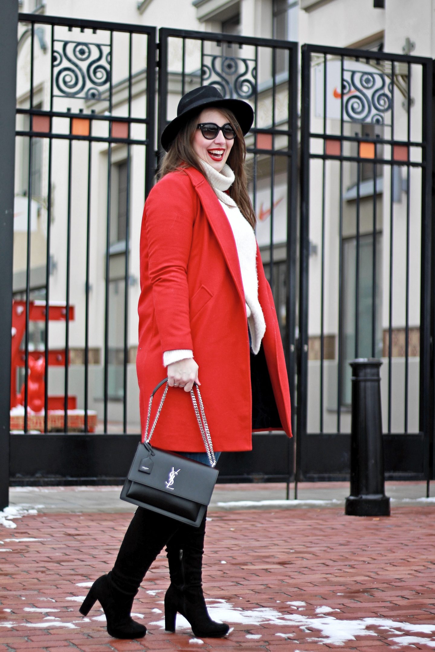 fashion-statement-roter-mantel-blue-jeans-wollpullover-fedora-hut-saint-laurent-sunset-bag-ysl-prada-sonnenbrille-overknees-susanne-heidebach-misssuzieloves