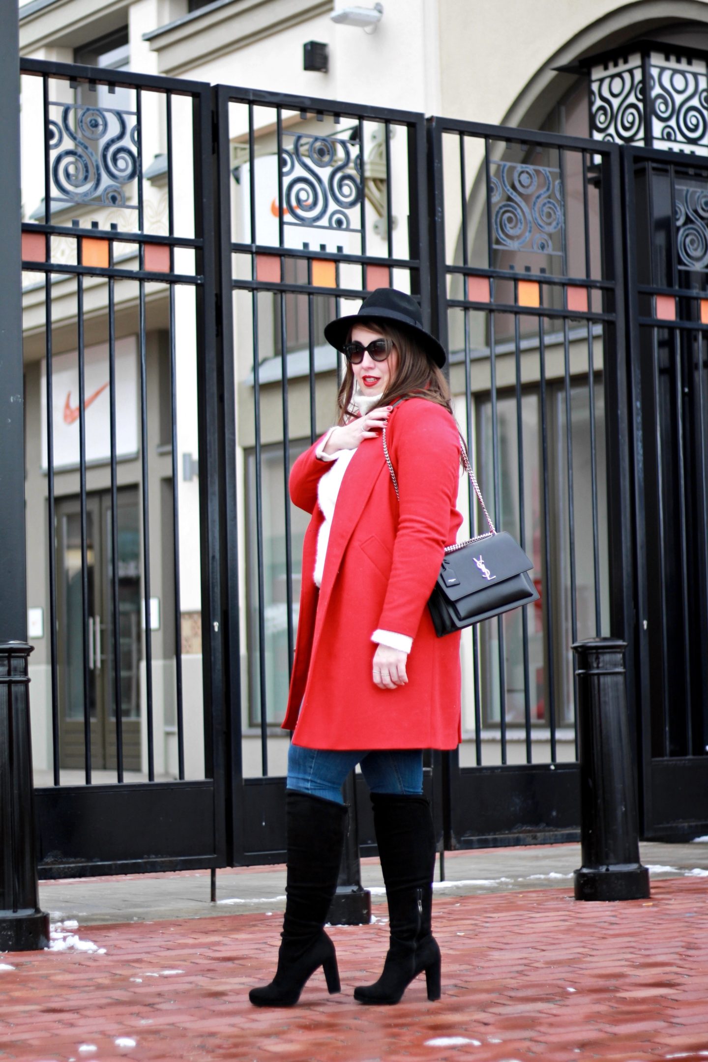 fashion-statement-roter-mantel-blue-jeans-wollpullover-fedora-hut-saint-laurent-sunset-bag-ysl-prada-sonnenbrille-overknees-susanne-heidebach-misssuzieloves