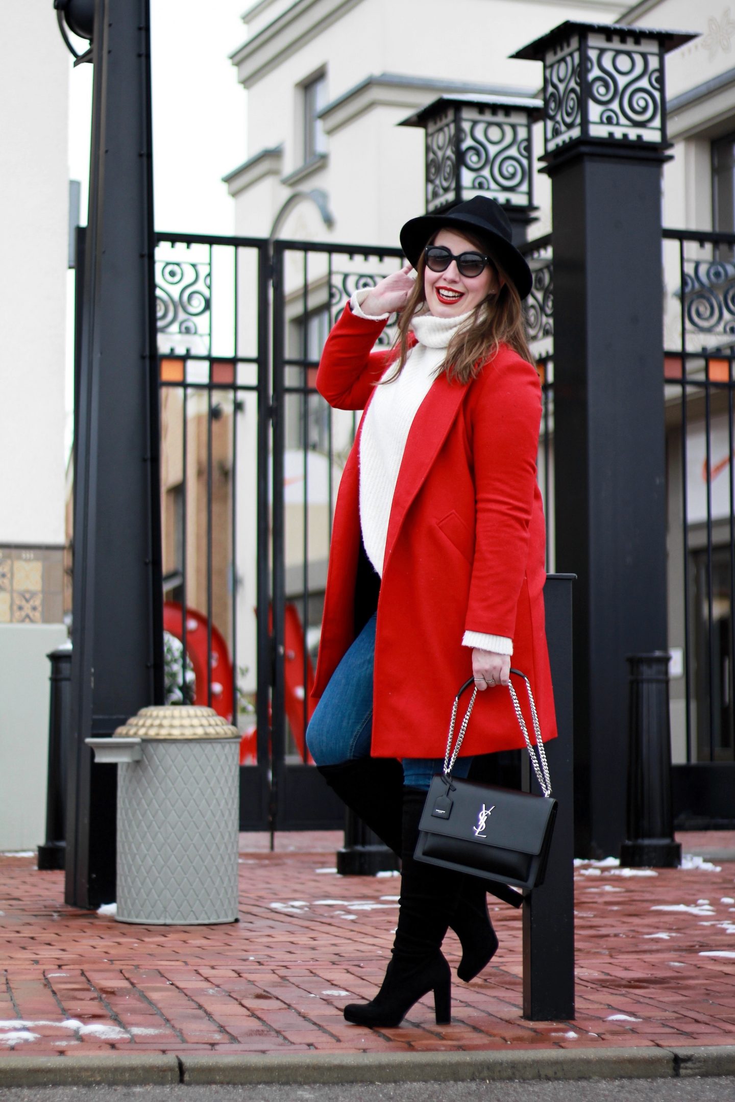 fashion-statement-roter-mantel-blue-jeans-wollpullover-fedora-hut-saint-laurent-sunset-bag-ysl-prada-sonnenbrille-overknees-susanne-heidebach-misssuzieloves