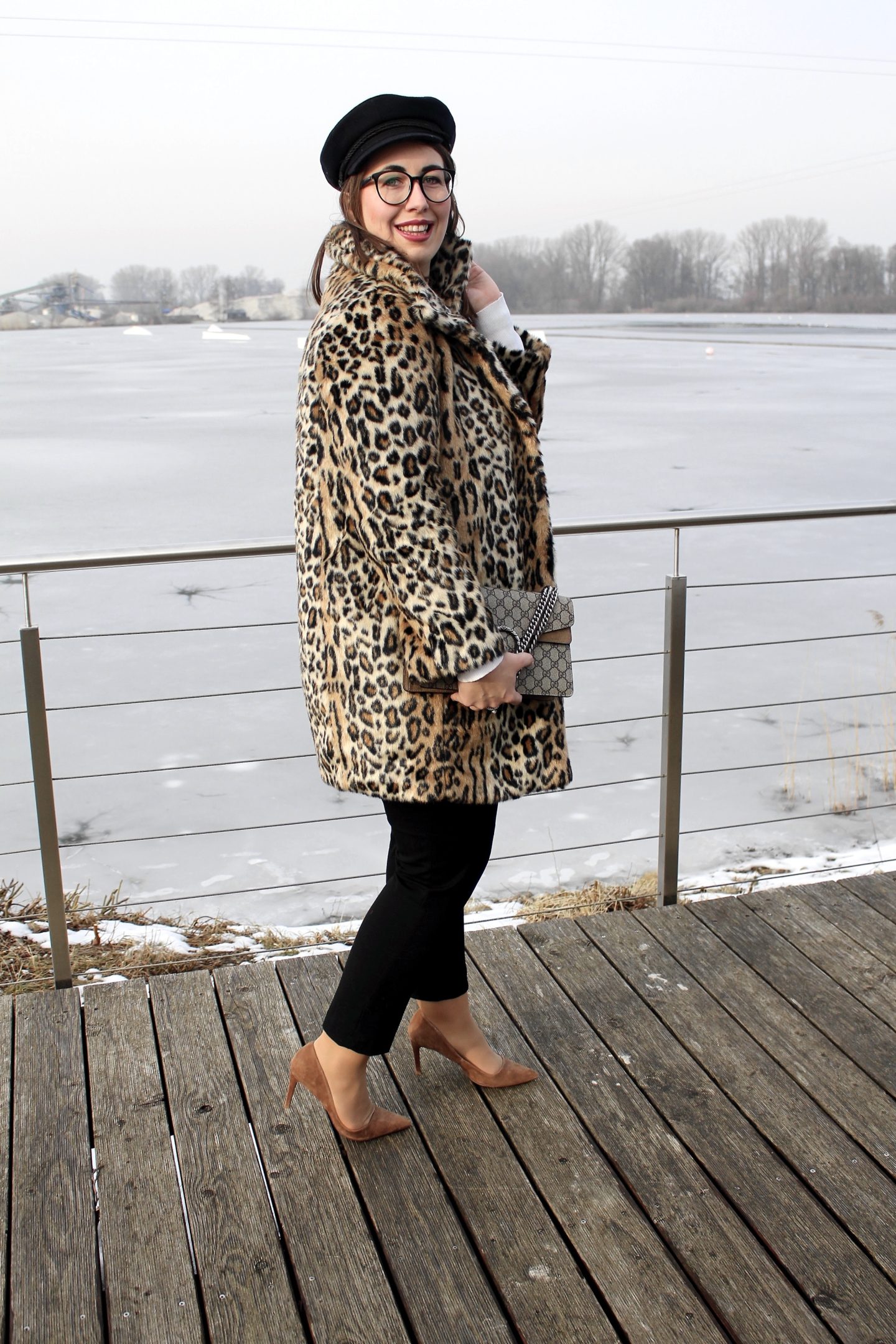 outfit-kombinieren-leo-mantel-fake-fur-mantel-animal-print-elbsegler-mütze-gucci-dionysus-céline-brille-slacks-business-outfit-munichblogger-fashionblogger-blogger-münchen-curvyblogger-misssuzieloves-heidebach-hm-leomantel