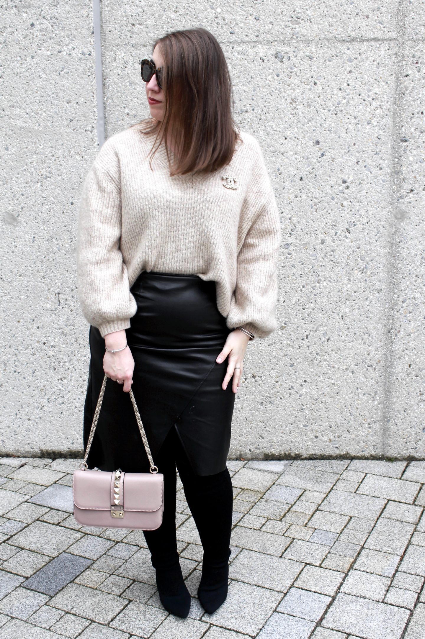 outfit-fashionblogger-susanne-heidebach-lederrock-bleistiftrock-overknees-metallic-valentino-rockstud-glam-lock-bag-winteroutfit-curvyblogger-wollpullover-mohair-pullover-chanel-brosche-miss-suzie-loves-münchen-blogger-germanblogger