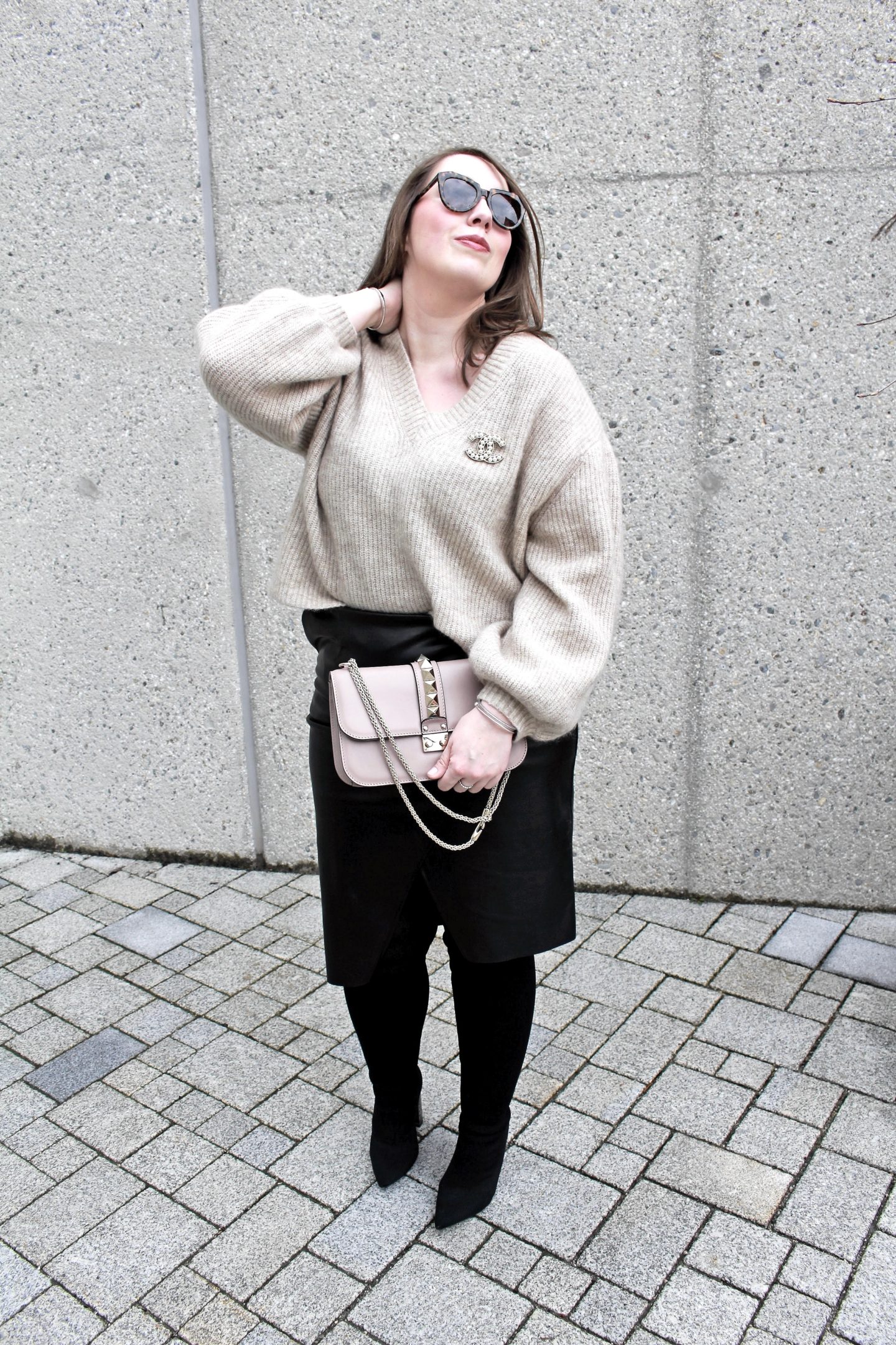 outfit-fashionblogger-susanne-heidebach-lederrock-bleistiftrock-overknees-metallic-valentino-rockstud-glam-lock-bag-winteroutfit-curvyblogger-wollpullover-mohair-pullover-chanel-brosche-miss-suzie-loves-münchen-blogger-germanblogger