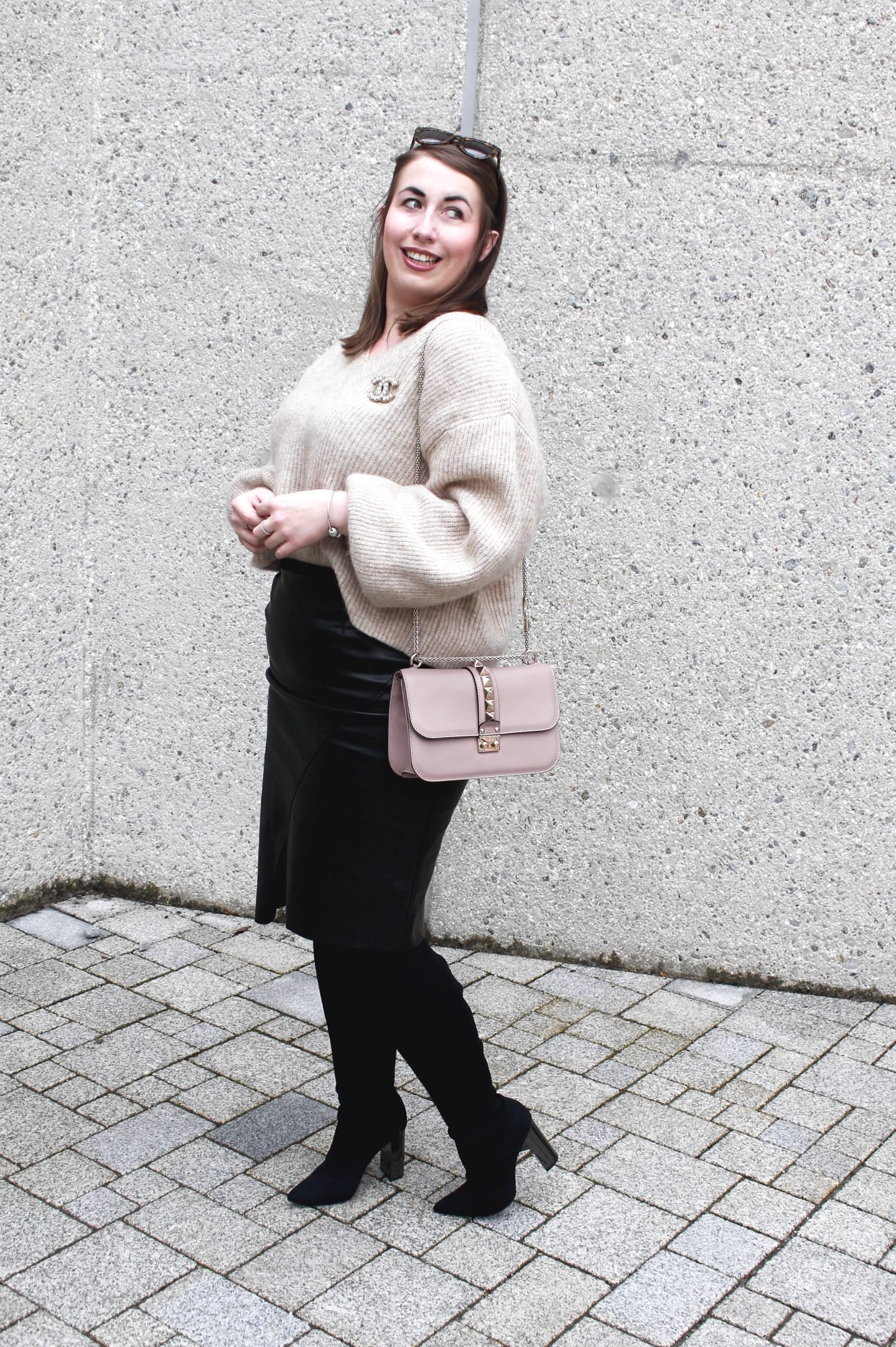 outfit-fashionblogger-susanne-heidebach-lederrock-bleistiftrock-overknees-metallic-valentino-rockstud-glam-lock-bag-winteroutfit-curvyblogger-wollpullover-mohair-pullover-chanel-brosche-miss-suzie-loves-münchen-blogger-germanblogger