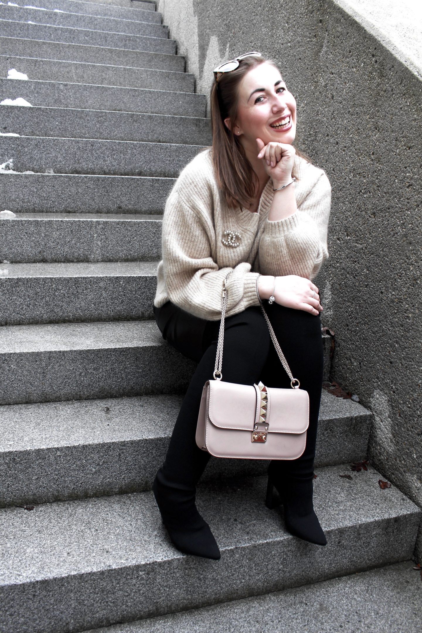 outfit-fashionblogger-susanne-heidebach-lederrock-bleistiftrock-overknees-metallic-valentino-rockstud-glam-lock-bag-winteroutfit-curvyblogger-wollpullover-mohair-pullover-chanel-brosche-miss-suzie-loves-münchen-blogger-germanblogger