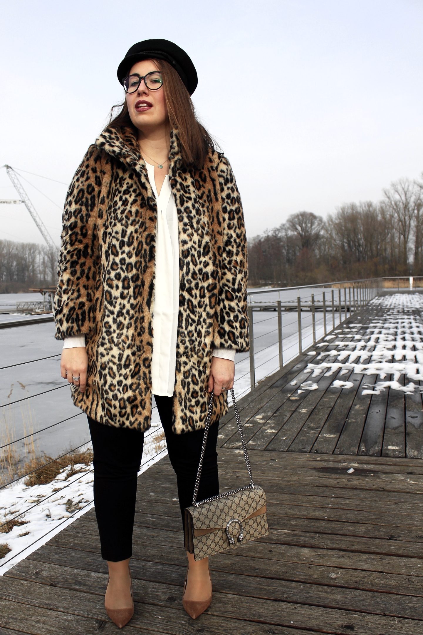 outfit-kombinieren-leo-mantel-fake-fur-mantel-animal-print-elbsegler-mütze-gucci-dionysus-céline-brille-slacks-business-outfit-munichblogger-fashionblogger-blogger-münchen-curvyblogger-misssuzieloves-heidebach-hm-leomantel