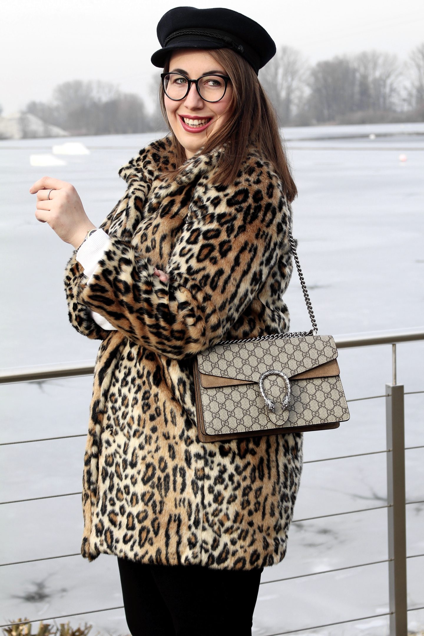 outfit-kombinieren-leo-mantel-fake-fur-mantel-animal-print-elbsegler-mütze-gucci-dionysus-céline-brille-slacks-business-outfit-munichblogger-fashionblogger-blogger-münchen-curvyblogger-misssuzieloves-heidebach-hm-leomantel