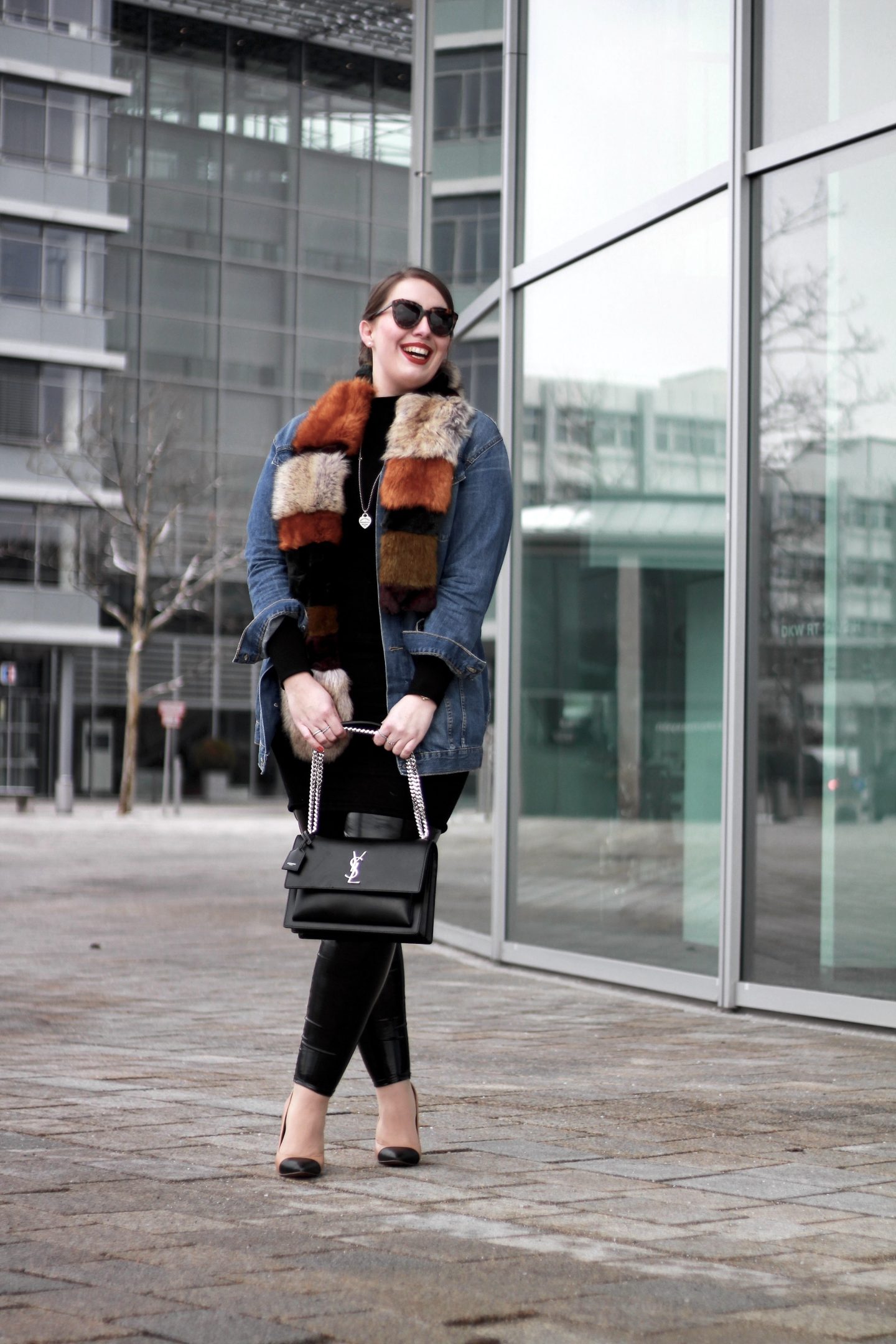 outfit-lässiger-streetstyle-oversize-jeansjacke-vinyl-hose-vinyl-lacklederhose-fake-fur-schal-ysl-saint-laurent-sunset-bag-zara-pumps-karen-walker-sunglasses-susanne-heidebach-misssuzieloves-miss-suzie-loves-fashionblogger-modeblogger-curvyblogger-münchen-museum-mobile-ingolstadt