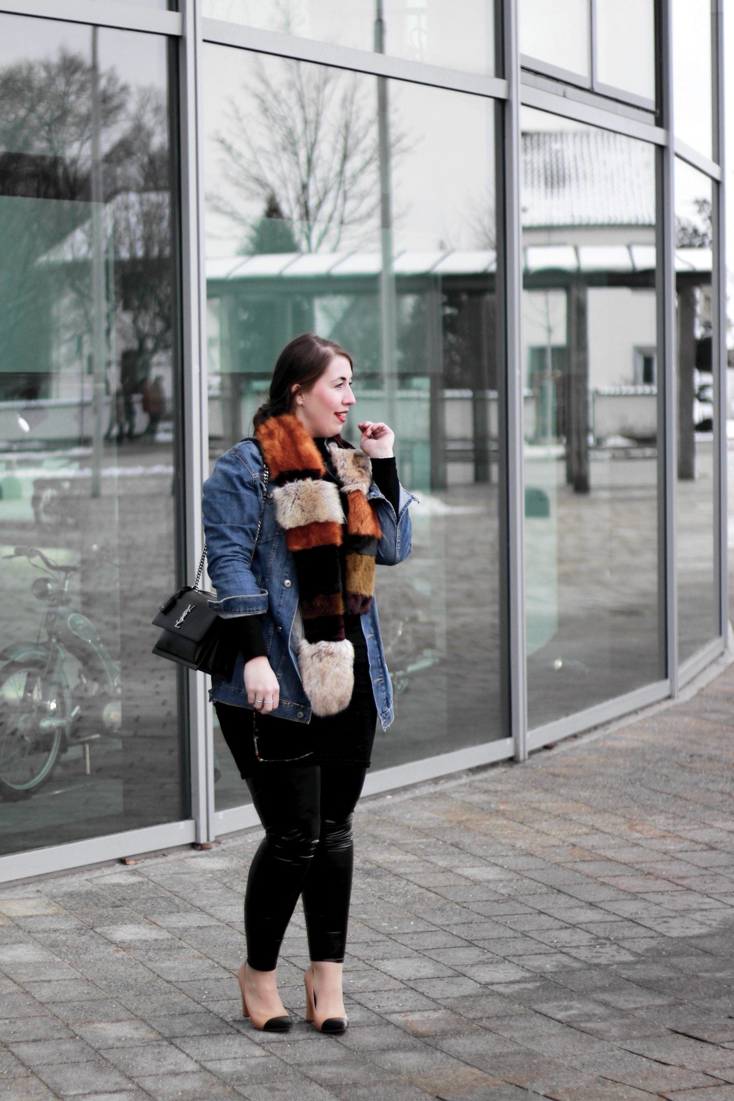 outfit-lässiger-streetstyle-oversize-jeansjacke-vinyl-hose-vinyl-lacklederhose-fake-fur-schal-ysl-saint-laurent-sunset-bag-zara-pumps-karen-walker-sunglasses-susanne-heidebach-misssuzieloves-miss-suzie-loves-fashionblogger-modeblogger-curvyblogger-münchen-museum-mobile-ingolstadt