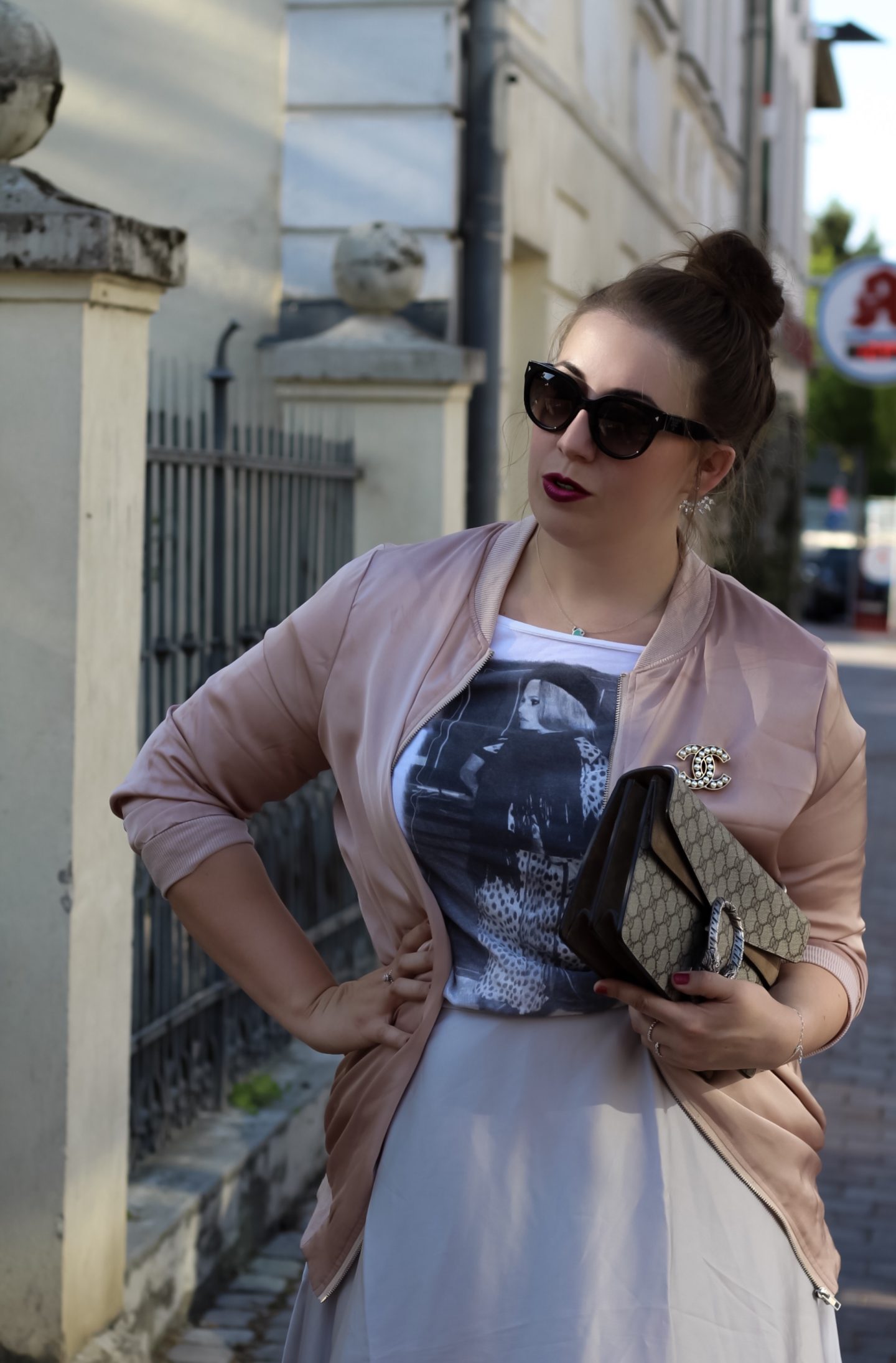 Rosa-Satin-Bomberjacke-Satinrock-Fashionblogger-ZARA-Plexiglas-Sandaletten-Gucci-Dionysus-Satinrock-Susanne-Heidebach-Outfit-Curvyblogger-Details-Miss-Suzie-Loves-Inspiration-Midirockå