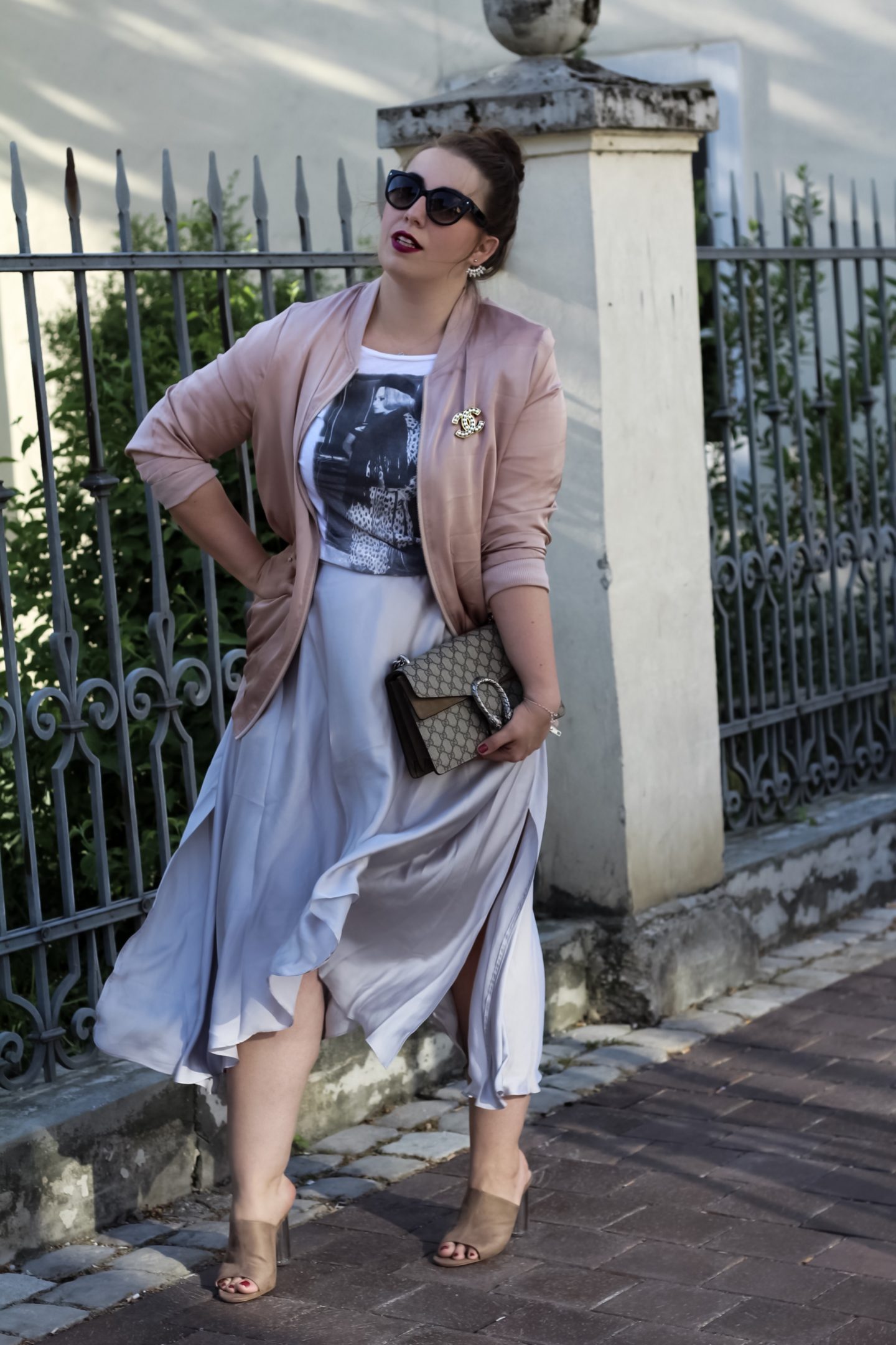 Rosa-Satin-Bomberjacke-Satinrock-Fashionblogger-ZARA-Plexiglas-Sandaletten-Gucci-Dionysus-Satinrock-Susanne-Heidebach-Outfit-Curvyblogger-Details-Miss-Suzie-Loves-Inspiration-Midirockå