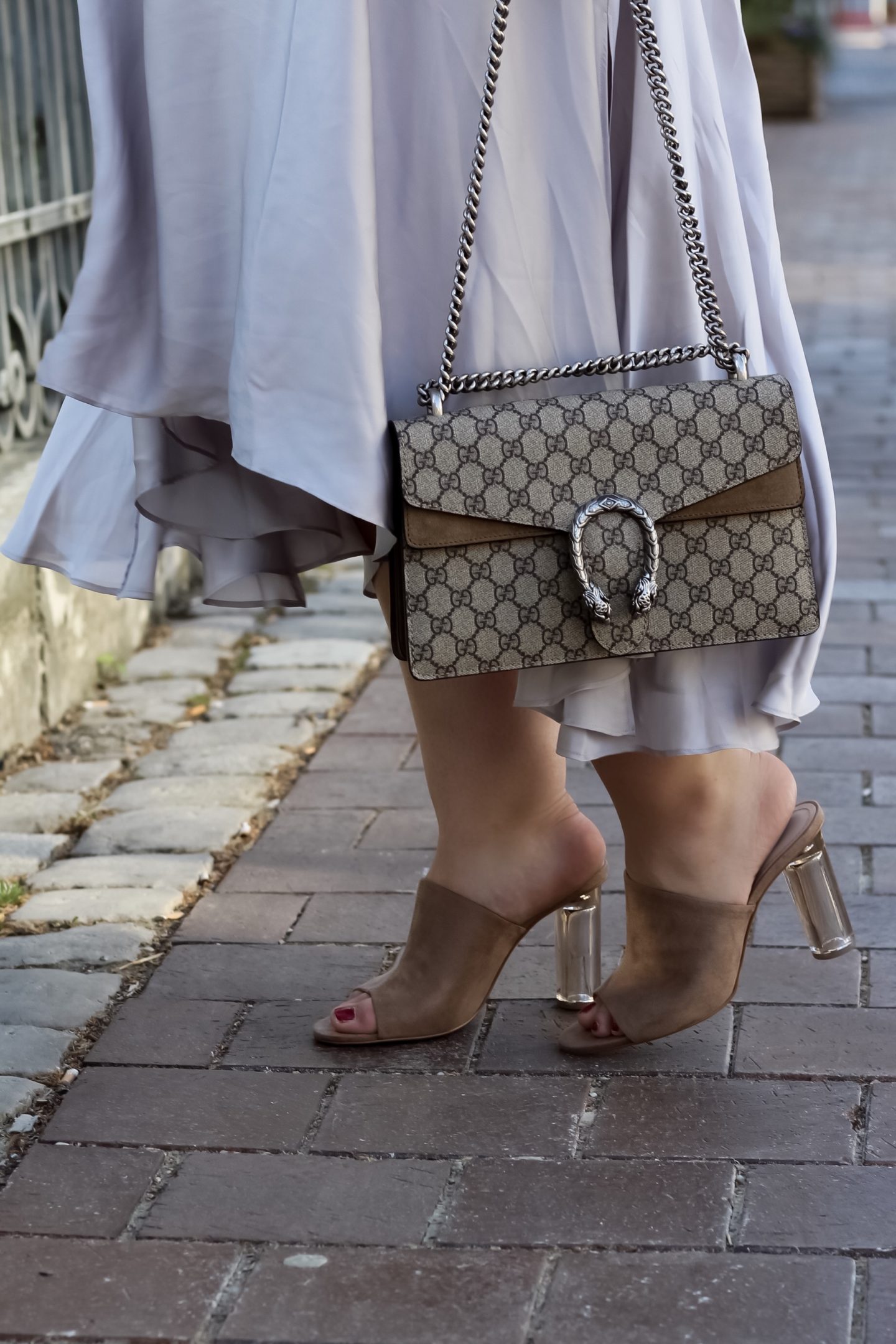 Rosa-Satin-Bomberjacke-Satinrock-Fashionblogger-ZARA-Plexiglas-Sandaletten-Gucci-Dionysus-Satinrock-Susanne-Heidebach-Outfit-Curvyblogger-Details-Miss-Suzie-Loves-Inspiration-Midirockå