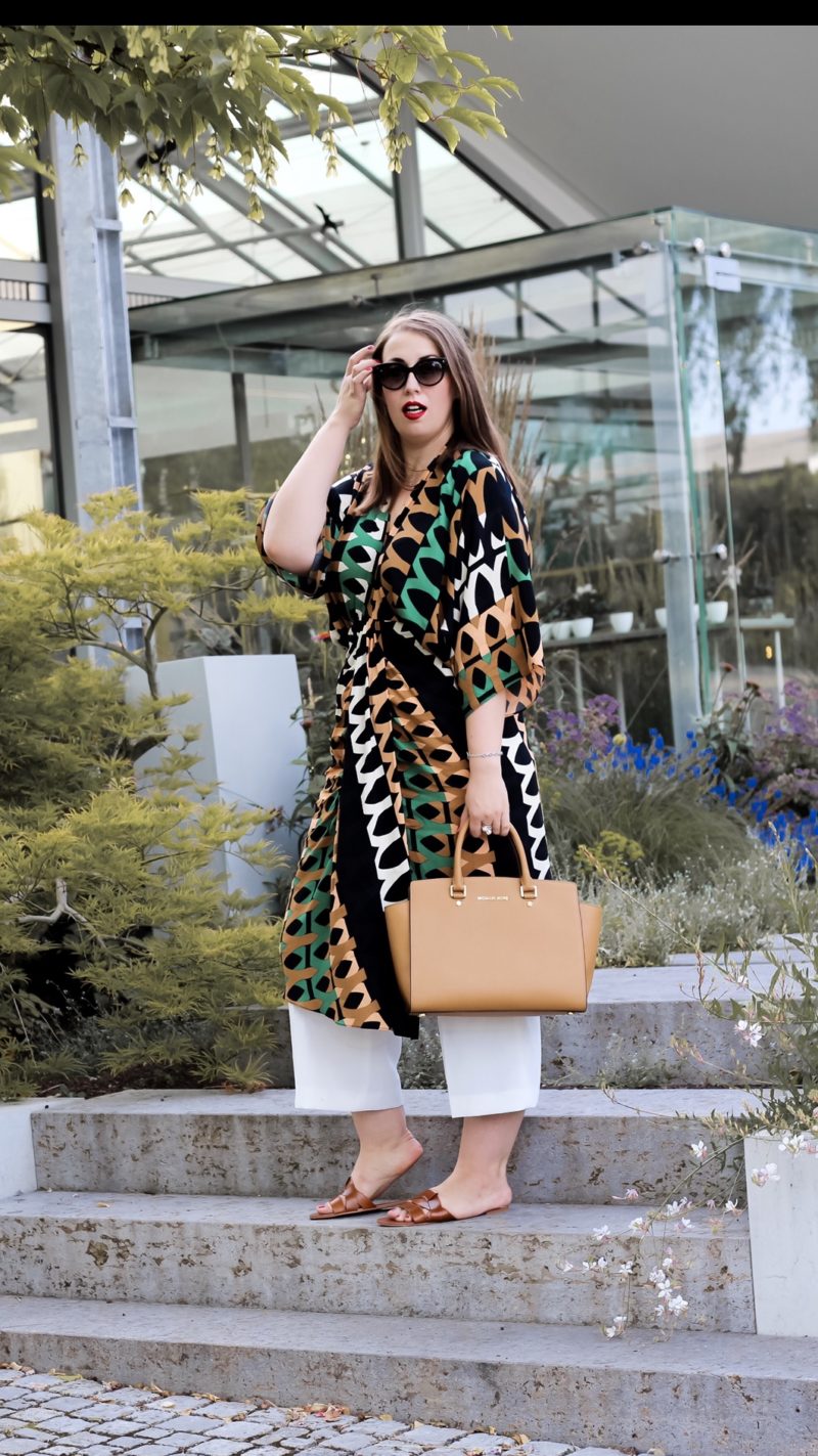 Retro-Vibes-70er-Jahre-Kleid-Muster-kombinieren-Miss-Suzie-Loves-Susanne-Heidebach-weiße-Culotte-Modeblog-Curvy-psychedelisch-graphisch-Mustermix-Michael-Kors-Selma