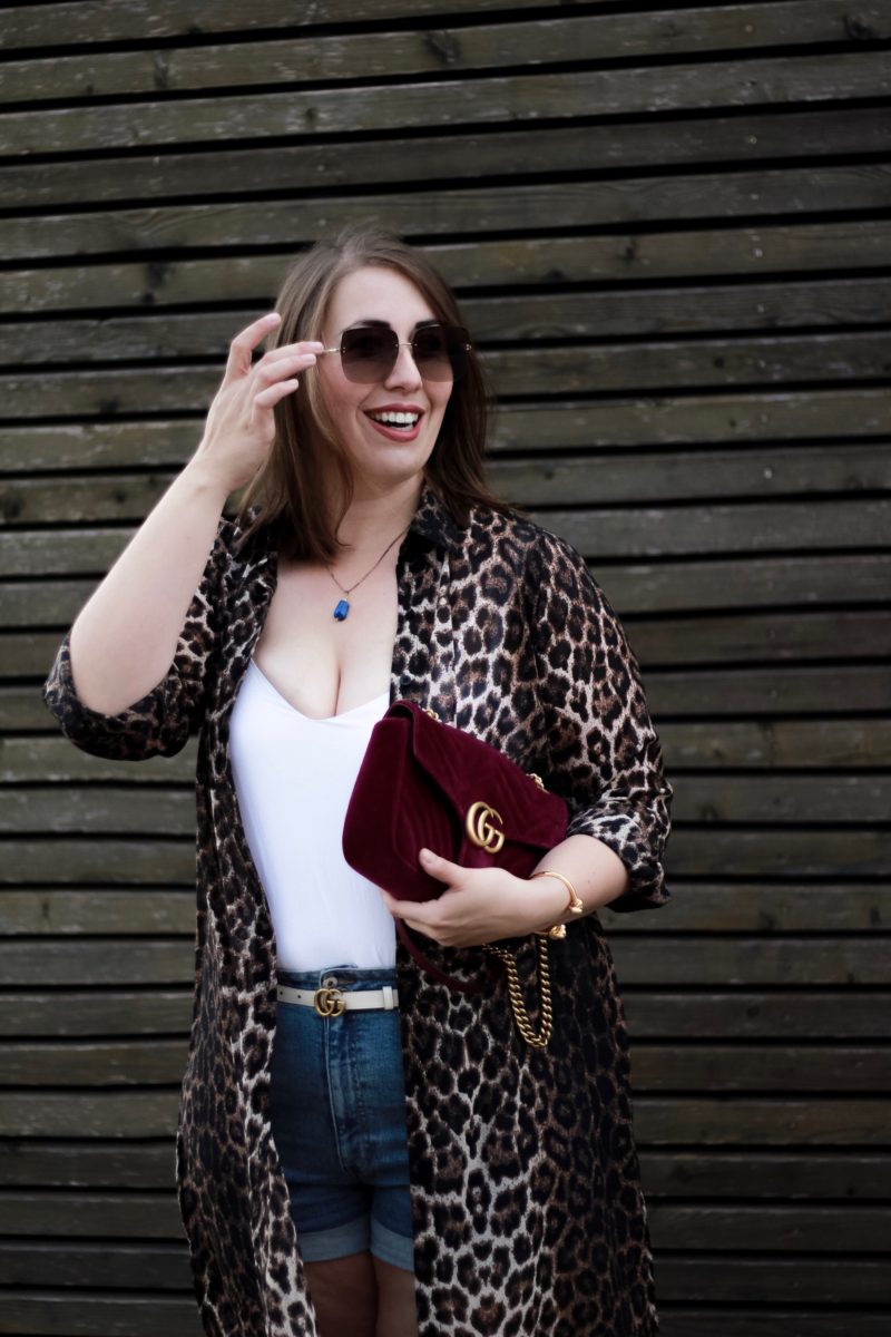 Miss-Suzie-Loves-Leopard-Print-Jeansshort-Gucci-Marmont-weisses-Top-Susanne-Heidebach-Curvyblogger