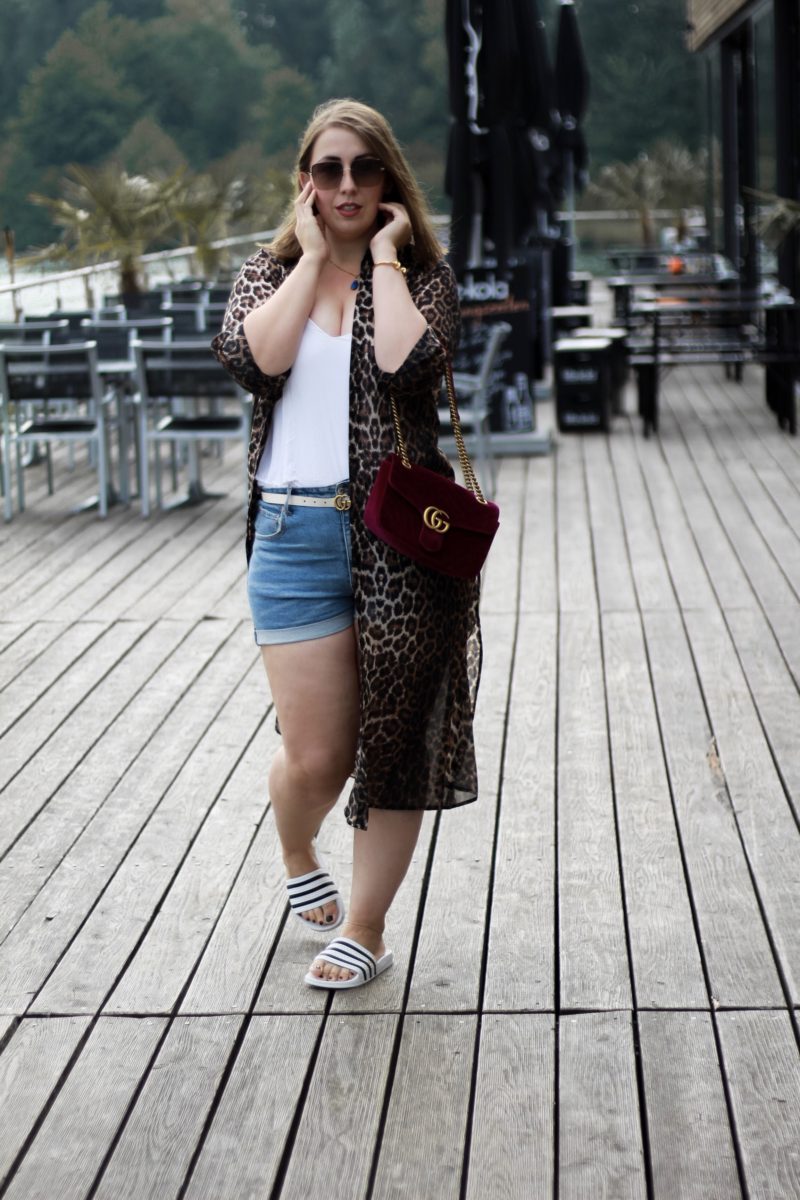 Miss-Suzie-Loves-Leopard-Print-Jeansshort-Gucci-Marmont-weisses-Top-Susanne-Heidebach-Curvyblogger