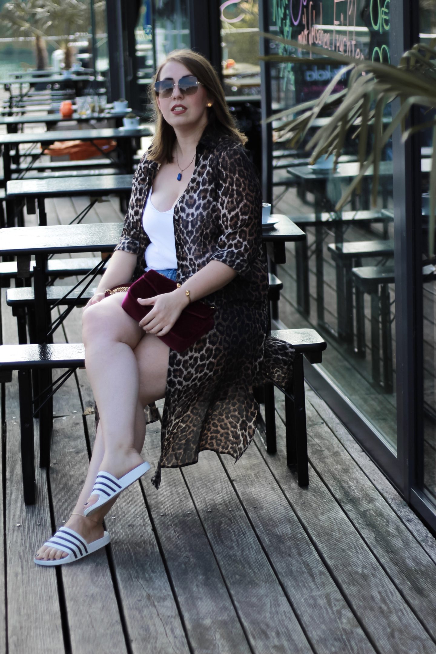 Miss-Suzie-Loves-Leopard-Kimono-Jeans-Shorts-Gucci-Velvet-Marmont-Plussize-Blogger-Susanne-Heidebach-Fashionblogger-Bodypositivity-Leopard-Print-Adidas-Adiletten