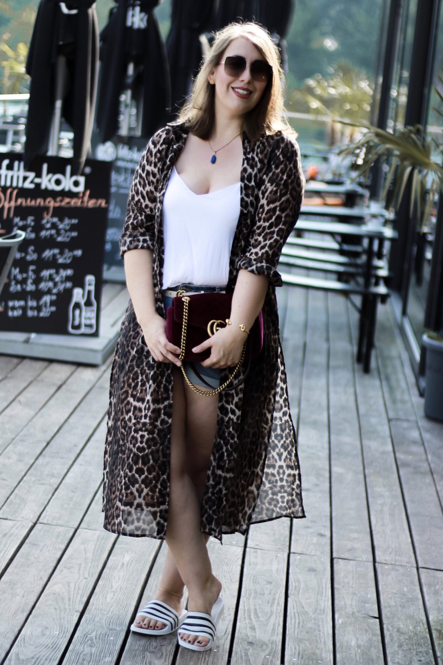 Miss-Suzie-Loves-Leopard-Kimono-Jeans-Shorts-Gucci-Velvet-Marmont-Plussize-Blogger-Susanne-Heidebach-Fashionblogger-Bodypositivity-Leopard-Print-Adidas-Adiletten