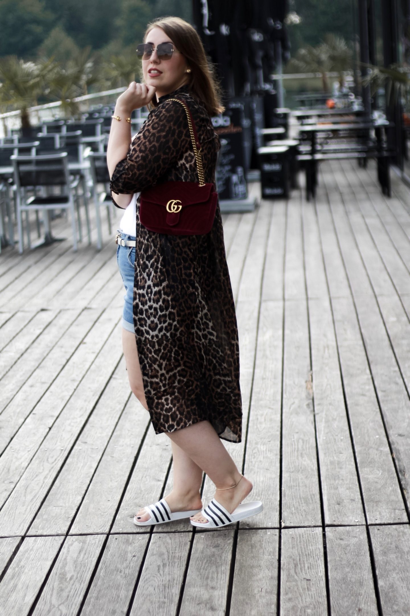 Miss-Suzie-Loves-Leopard-Kimono-Jeans-Shorts-Gucci-Velvet-Marmont-Plussize-Blogger-Susanne-Heidebach-Fashionblogger-Bodypositivity-Leopard-Print-Adidas-Adiletten