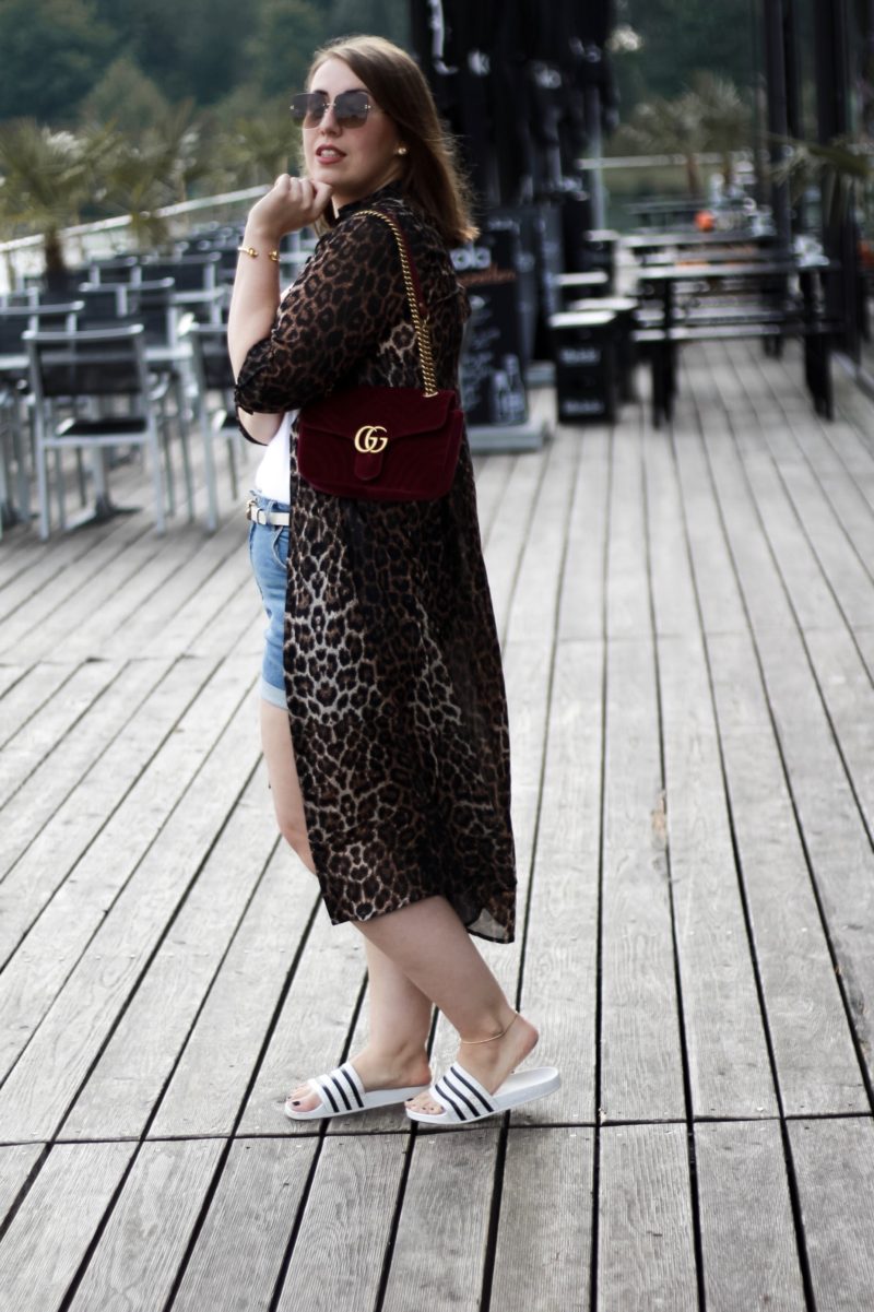 Miss-Suzie-Loves-Leopard-Print-Jeansshort-Gucci-Marmont-weisses-Top-Susanne-Heidebach-Curvyblogger