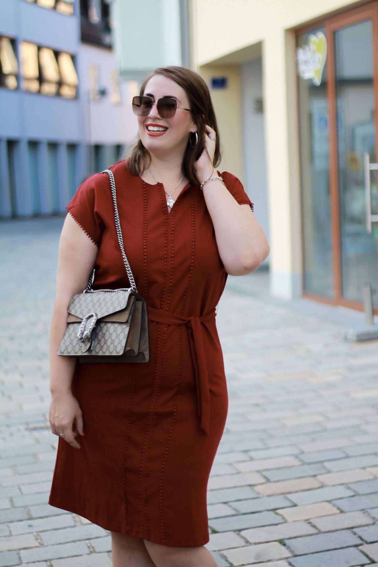 Miss-Suzie-Loves-Sheego-Kleid-Pantone-Red-Pear-Bordeauxrot-Susanne-Heidebach-Fashionblogger-Muenchen