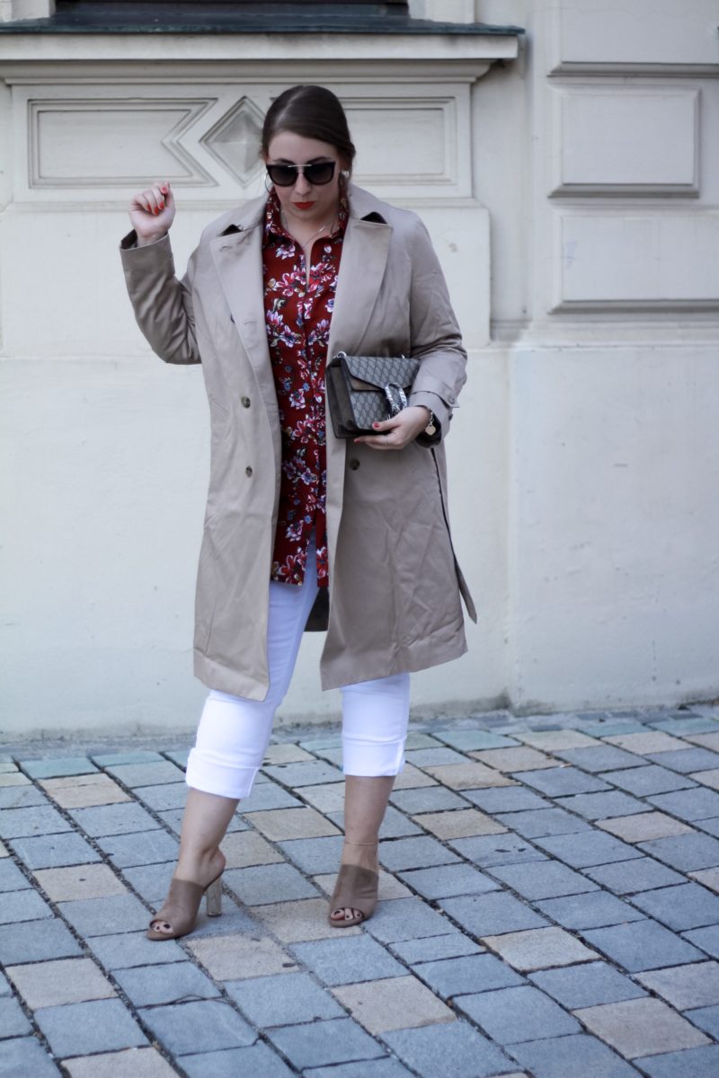 Miss-Suzie-Loves-Sheego-Kleid-Pantone-Red-Pear-Bordeauxrot-Weisse-Hose-Susanne-Heidebach-Fashionblogger-Trenchcoat