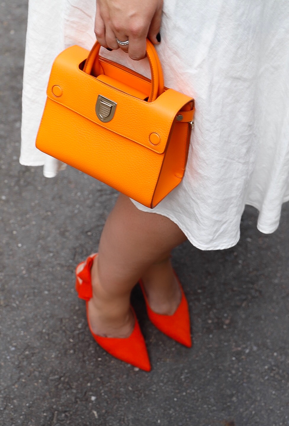 Weißes-Leinenkleid-Leinen-kombinieren-Dior-Ever-Diorever-Orange-Susanne-Heidebach-Miss-Suzie-Loves-Curvyblogger