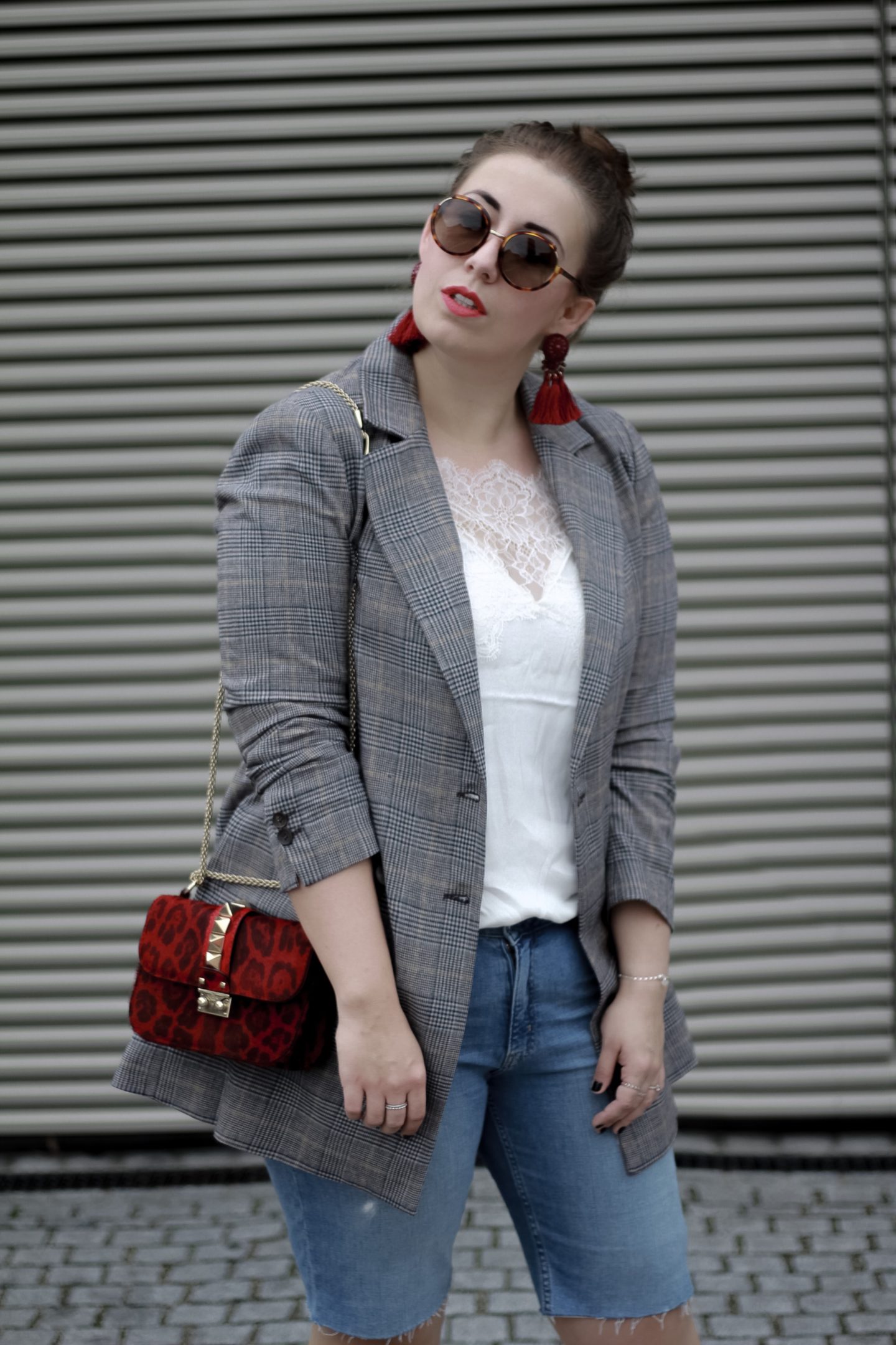 Karierter-Blazer-Valentino-Rockstud-Ponyfell-Jeans-Bermudas-Pumps-MIss-Suzie-Loves-Susanne-Heidebach-Fashionblogger