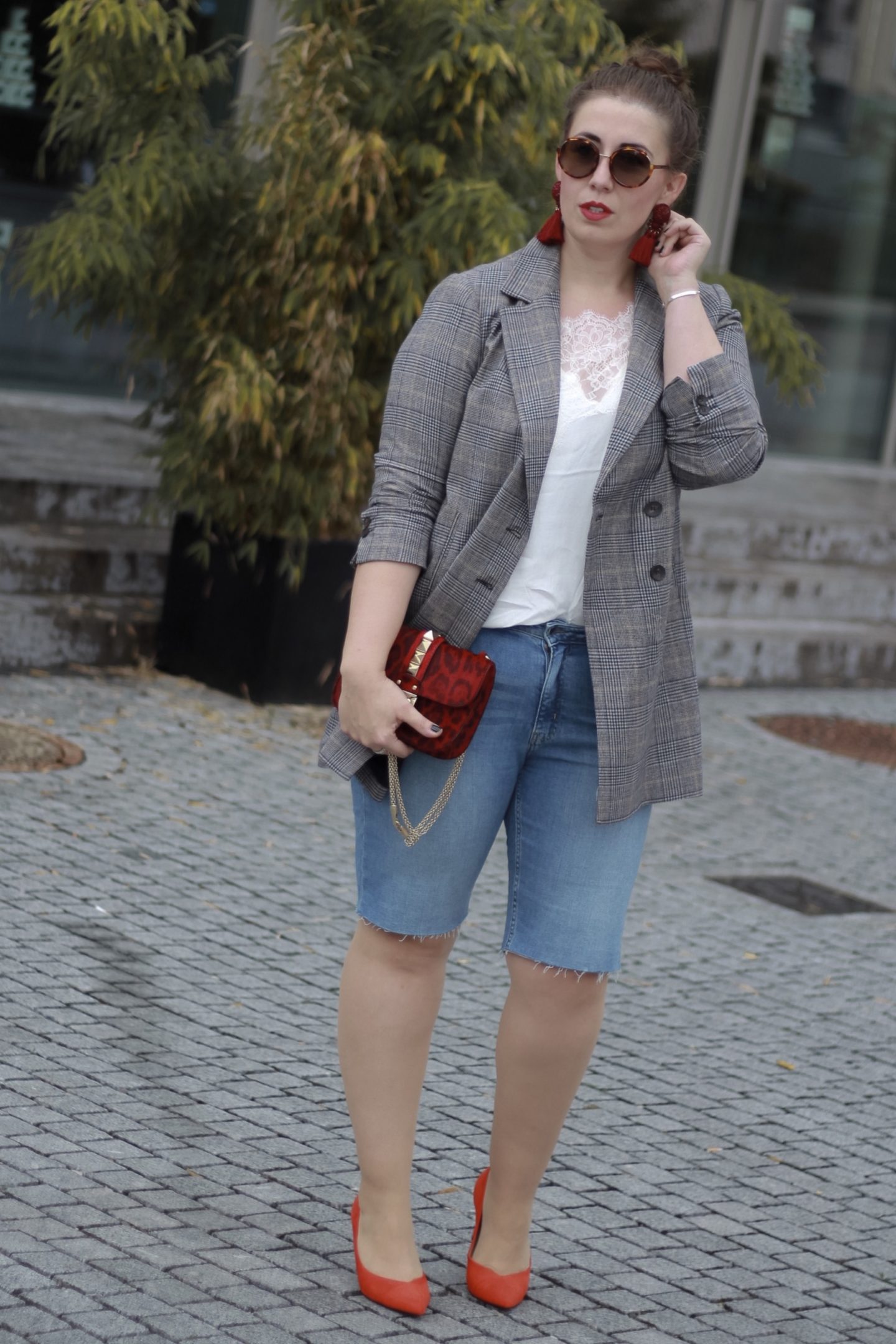 Karierter-Blazer-Valentino-Rockstud-Ponyfell-Jeans-Bermudas-Pumps-MIss-Suzie-Loves-Susanne-Heidebach-Fashionblogger