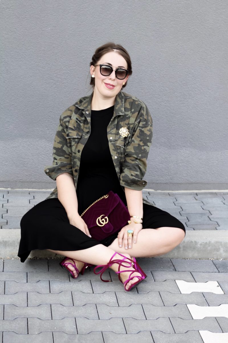 Miss-Suzie-Loves-Camouflage-Jacke-Schwarzes-Kleid-Trend-Muster-2018-Susanne-Heidebach-Blog-Gucci-Marmont-Curvyblogger