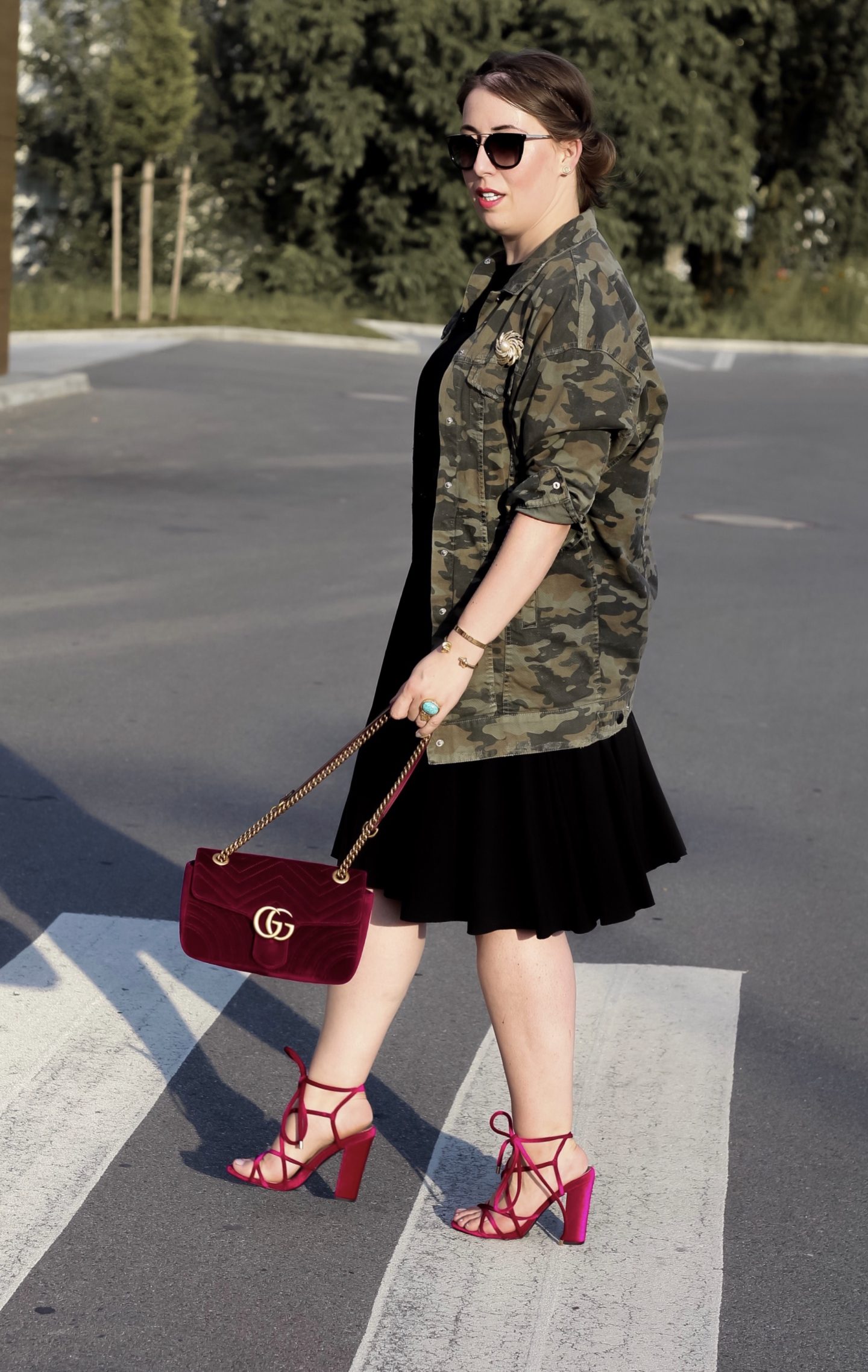 Miss-Suzie-Loves-Camouflage-Jacke-Schwarzes-Kleid-Trend-Muster-2018-Susanne-Heidebach-Blog-Gucci-Marmont-Curvyblogger