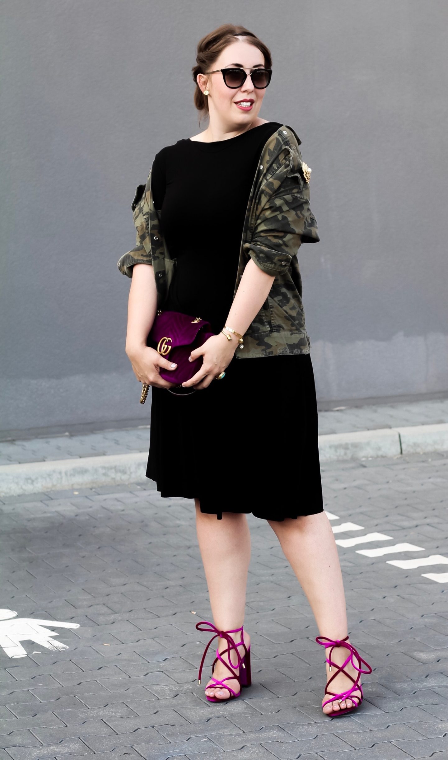 Miss-Suzie-Loves-Camouflage-Jacke-Schwarzes-Kleid-Trend-Muster-2018-Susanne-Heidebach-Blog-Gucci-Marmont-Curvyblogger