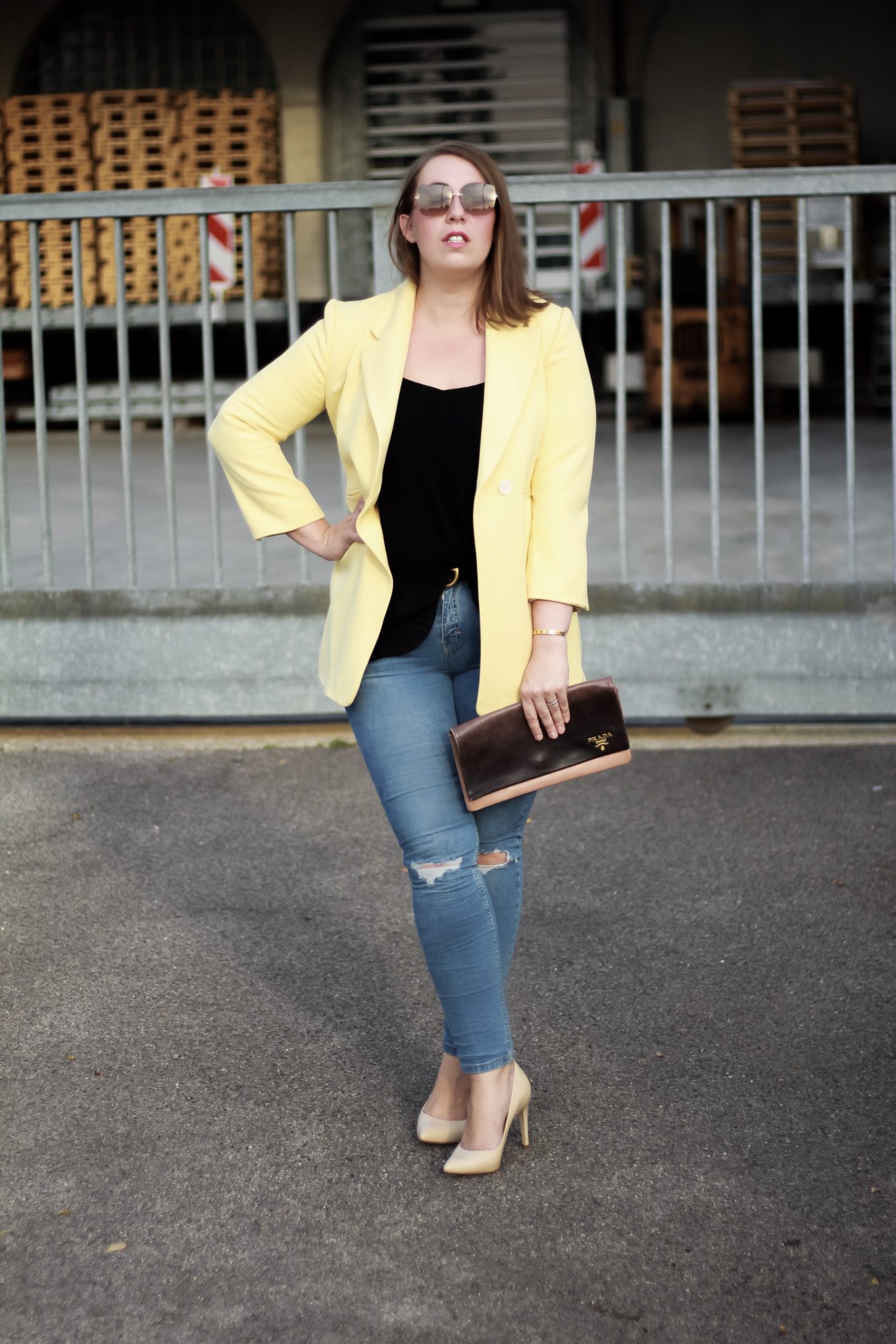 Miss-Suzie-Loves-Susanne-Heidebach-Blazer-gelb-Ripped-Jeans-Fashionblogger-Prada-Clutch-Kate-Spade-Brille.JPG