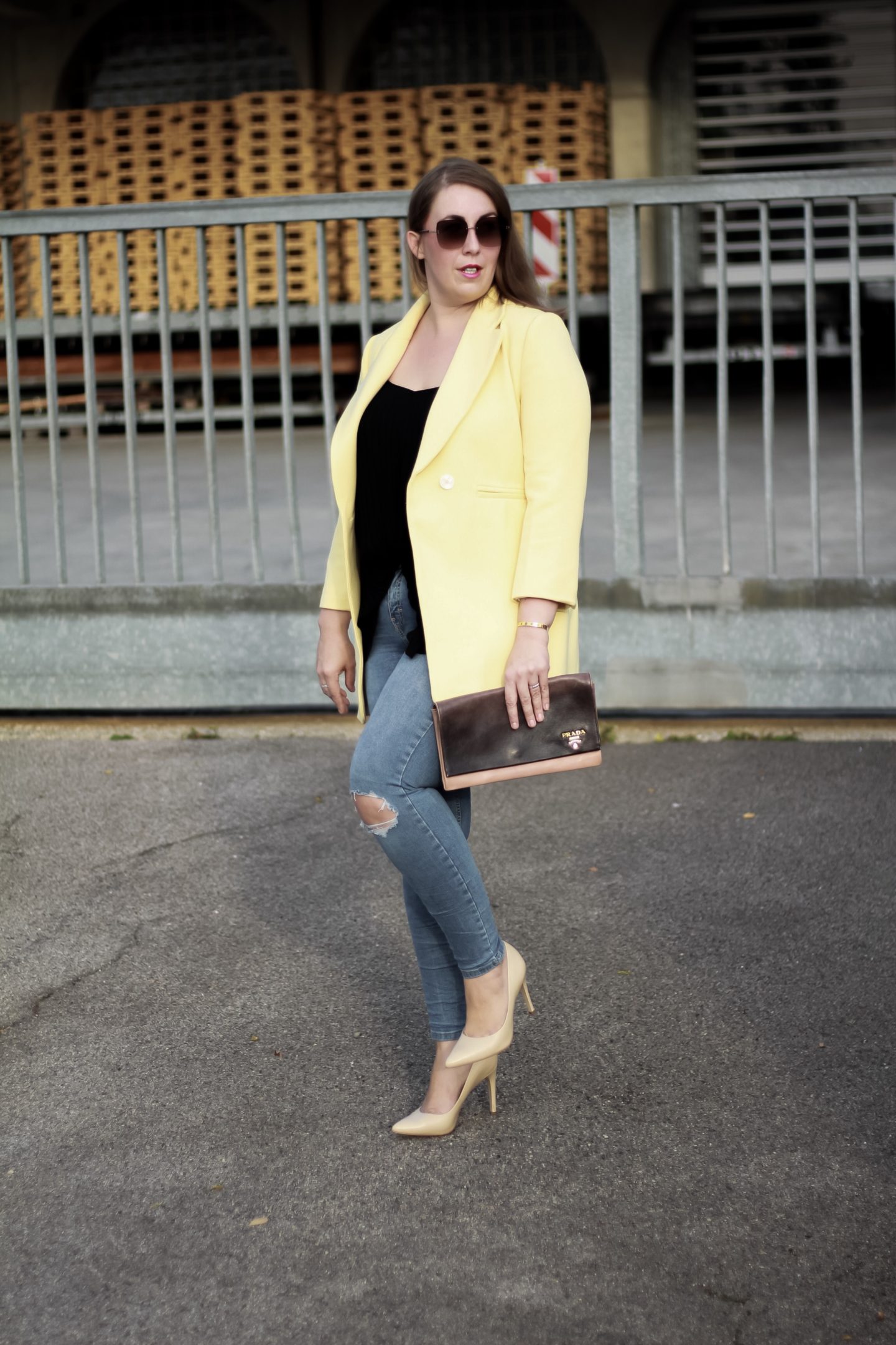 Miss-Suzie-Loves-Susanne-Heidebach-Blazer-gelb-Ripped-Jeans-Fashionblogger-Prada-Clutch-Kate-Spade-Brille.JPG