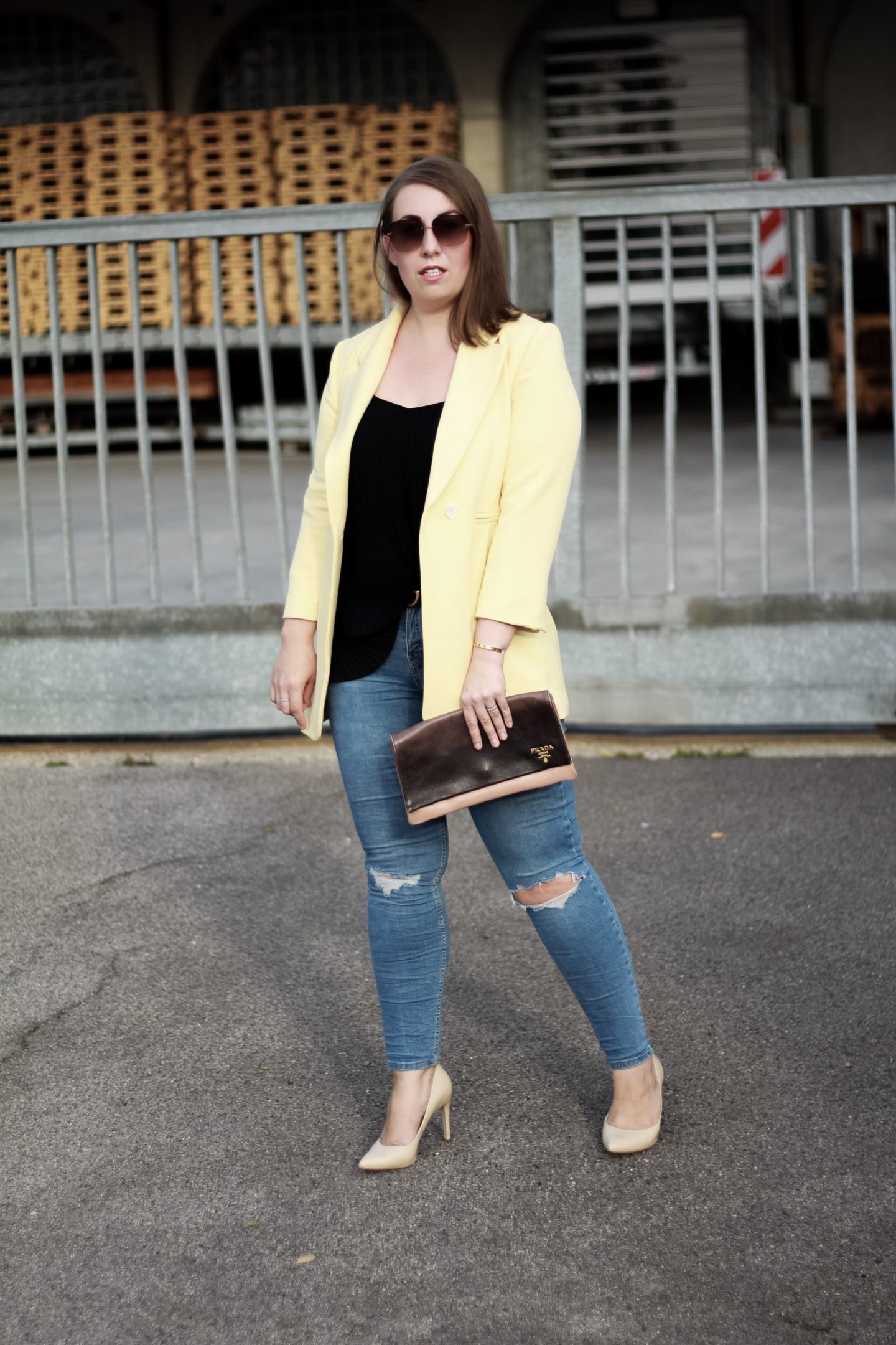 Miss-Suzie-Loves-Susanne-Heidebach-Blazer-gelb-Ripped-Jeans-Fashionblogger-Prada-Clutch-Kate-Spade-Brille.JPG