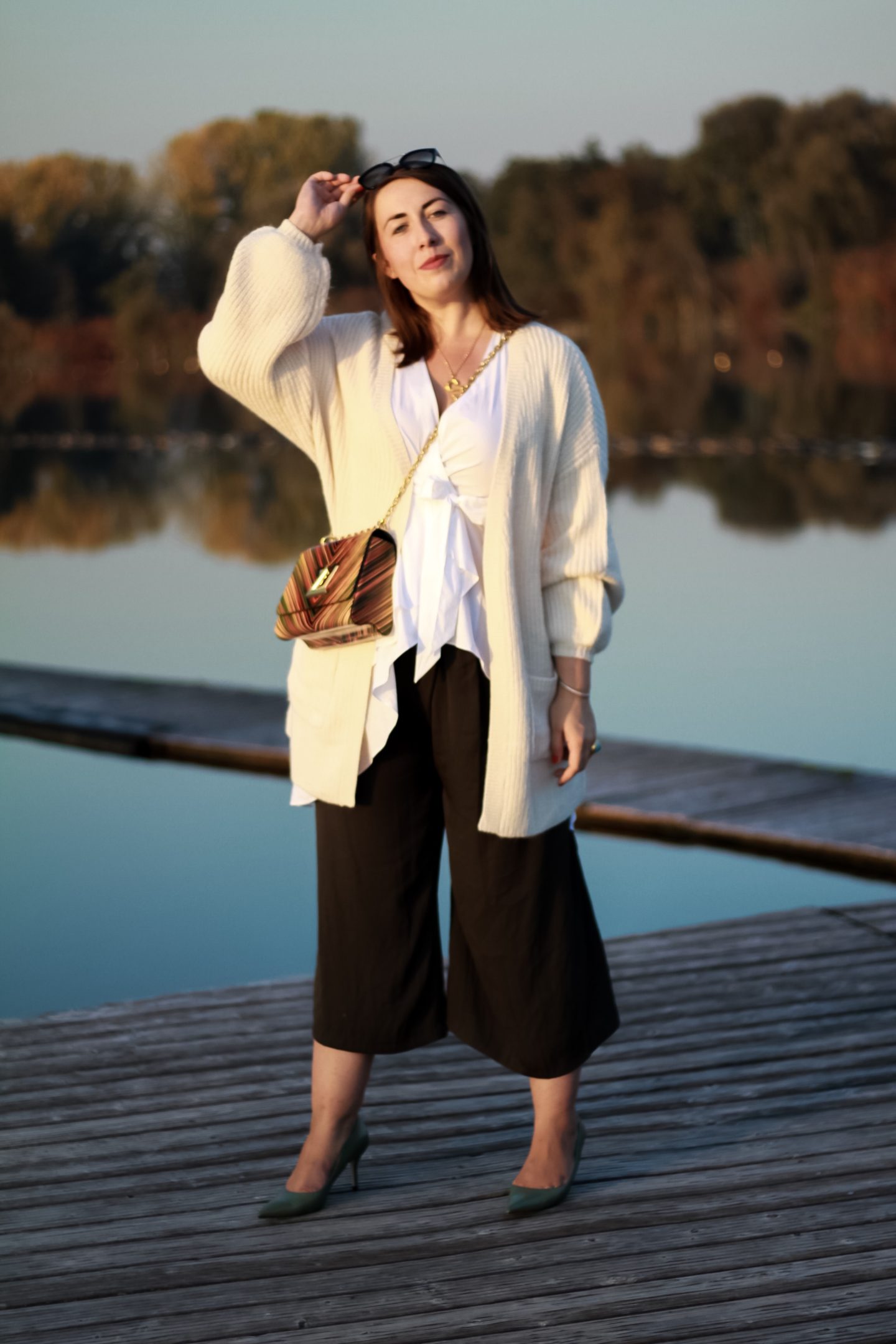 Herbst-Outfit-Asymmetrische-Zara-Bluse-Culotte-Oversize-Cardigan-Louis-Vuitton-Twist-Susanne-Heidebach-Miss-Suzie-Loves