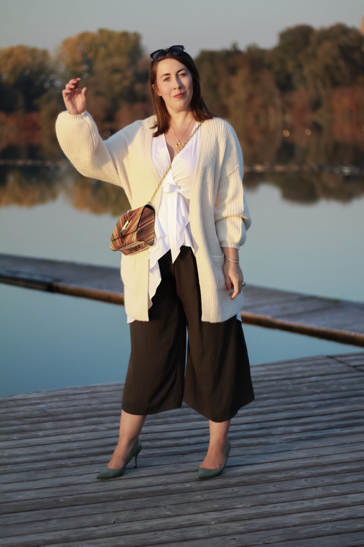 Herbst-Outfit-Asymmetrische-Zara-Bluse-Culotte-Oversize-Cardigan-Louis-Vuitton-Twist-Susanne-Heidebach-Miss-Suzie-Loves