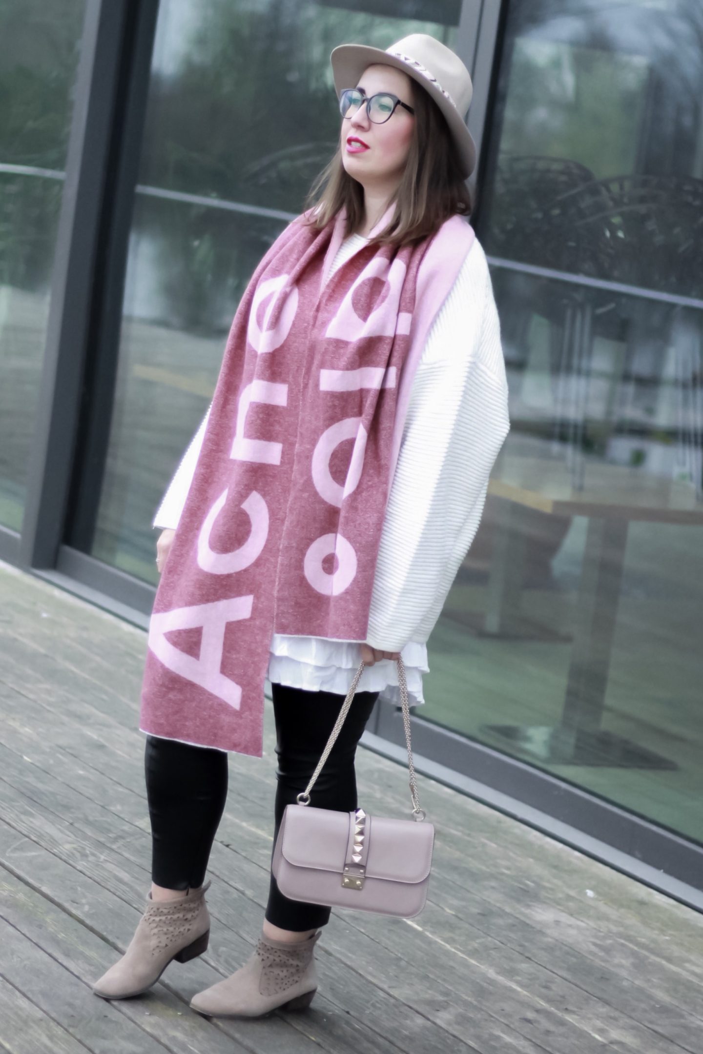 Miss-Suzie-Loves-Susanne-Heidebach-Acne-Studios-Toronty-Schal-Scarf-Valentino-Glam-Lock-Tasche-Poudre-Outfit-Herbstoutfit-Trendreport-Logomania