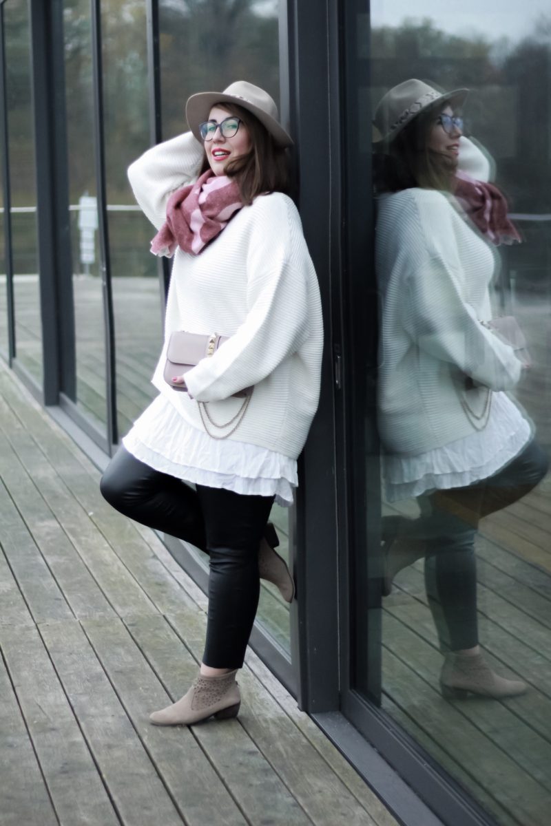 Miss-Suzie-Loves-Susanne-Heidebach-Acne-Studios-Toronty-Schal-Scarf-Valentino-Glam-Lock-Tasche-Poudre-Outfit-Herbstoutfit-Trendreport-Logomania
