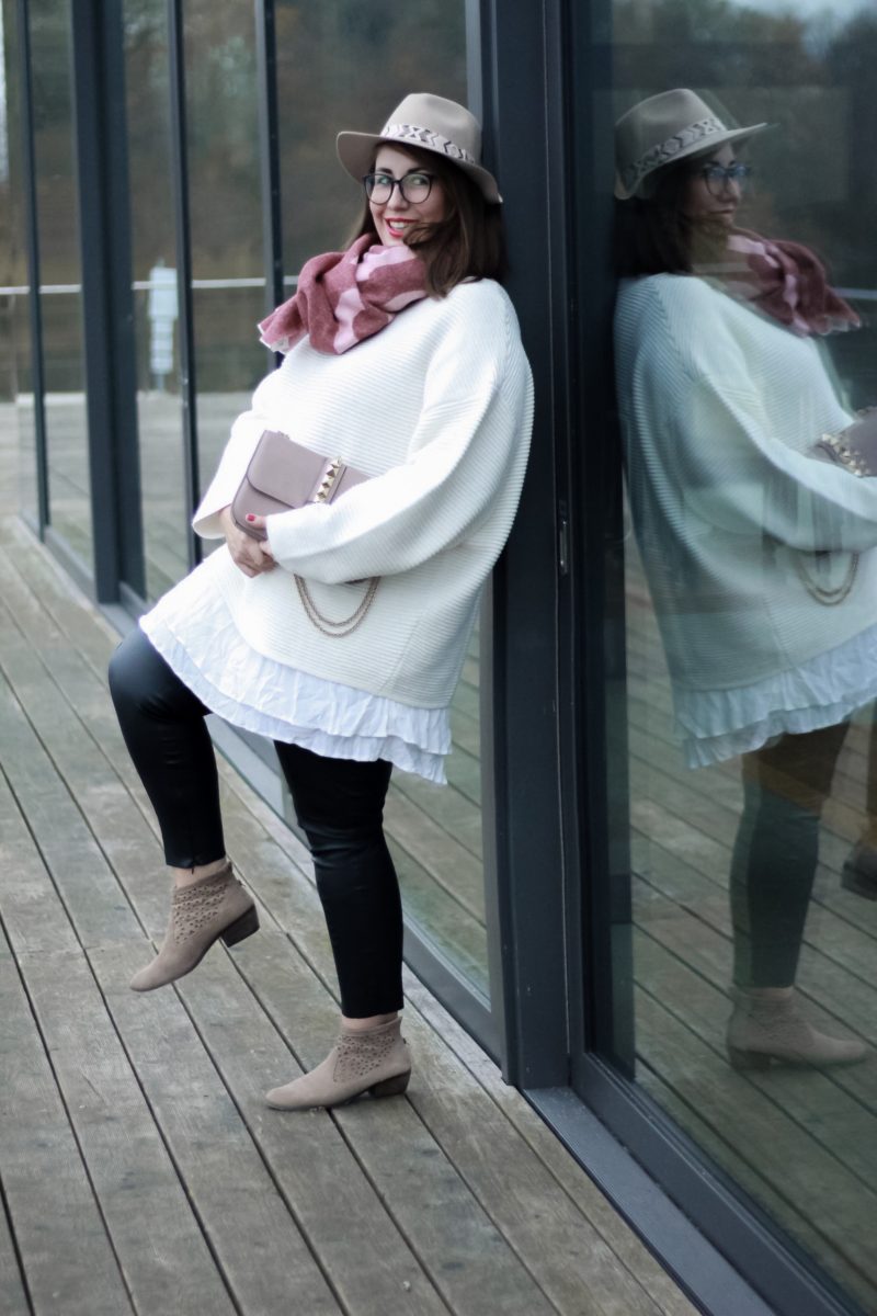 Miss-Suzie-Loves-Susanne-Heidebach-Acne-Studios-Toronty-Schal-Scarf-Valentino-Glam-Lock-Tasche-Poudre-Outfit-Herbstoutfit-Trendreport-Logomania