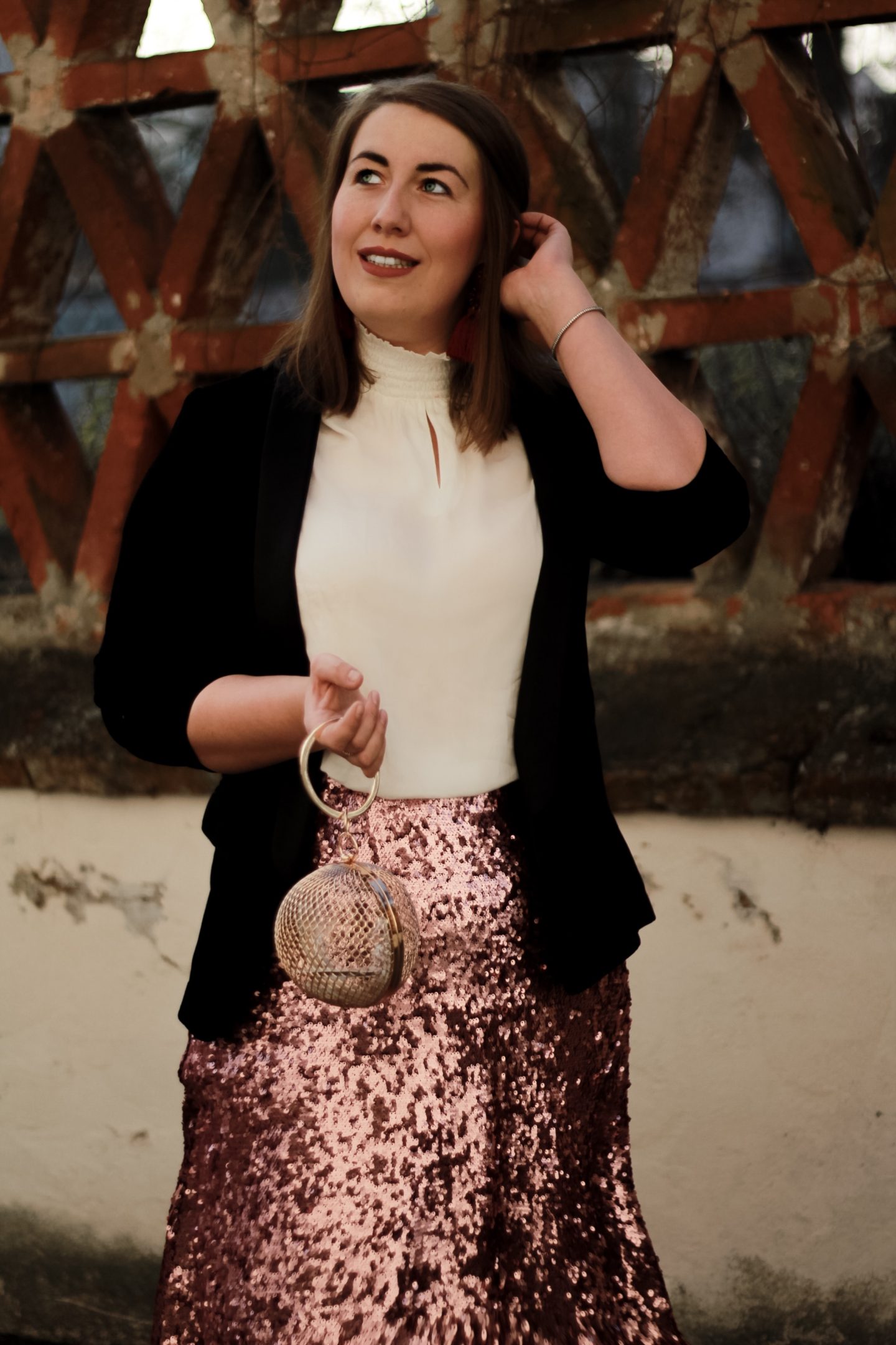 Miss-Suzie-Loves-Susanne-Heidebach-Silvester-Outfit-Pailletten-Rock-Samt-Blazer-Kaefig-Clutch-Fashionblogger-Curvyblogger