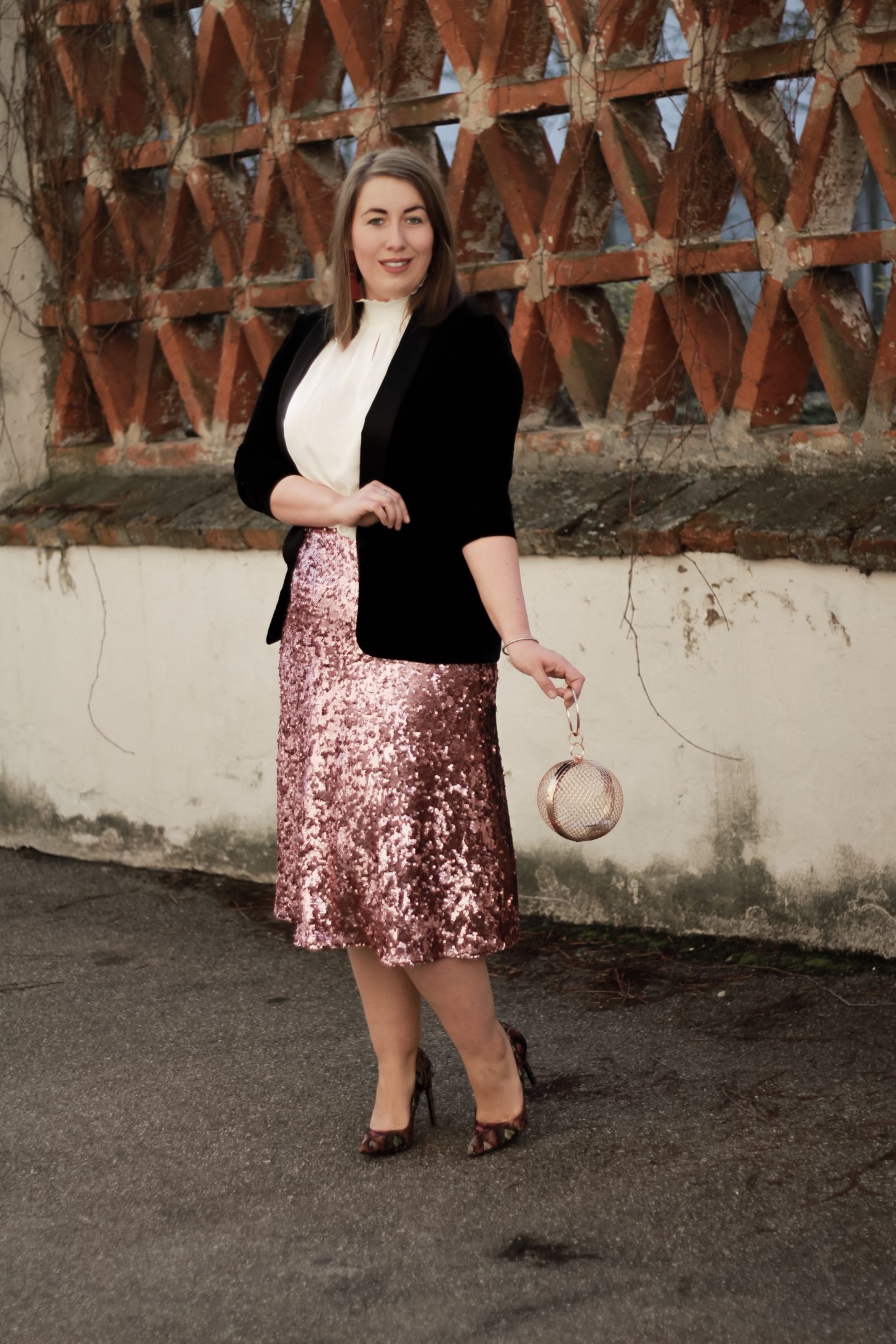 Miss-Suzie-Loves-Susanne-Heidebach-Silvester-Outfit-Pailletten-Rock-Samt-Blazer-Kaefig-Clutch-Fashionblogger-eleganter-Look